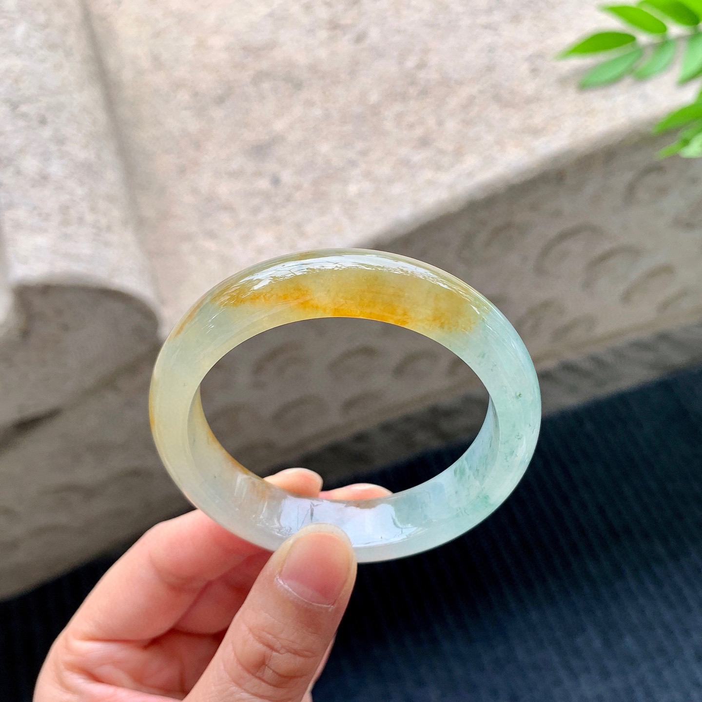 正圈49 50
【圈口】50.7/12.4/7.6
【描述】冰飘黄翡，飘花，水润，种老，细腻，无纹裂！