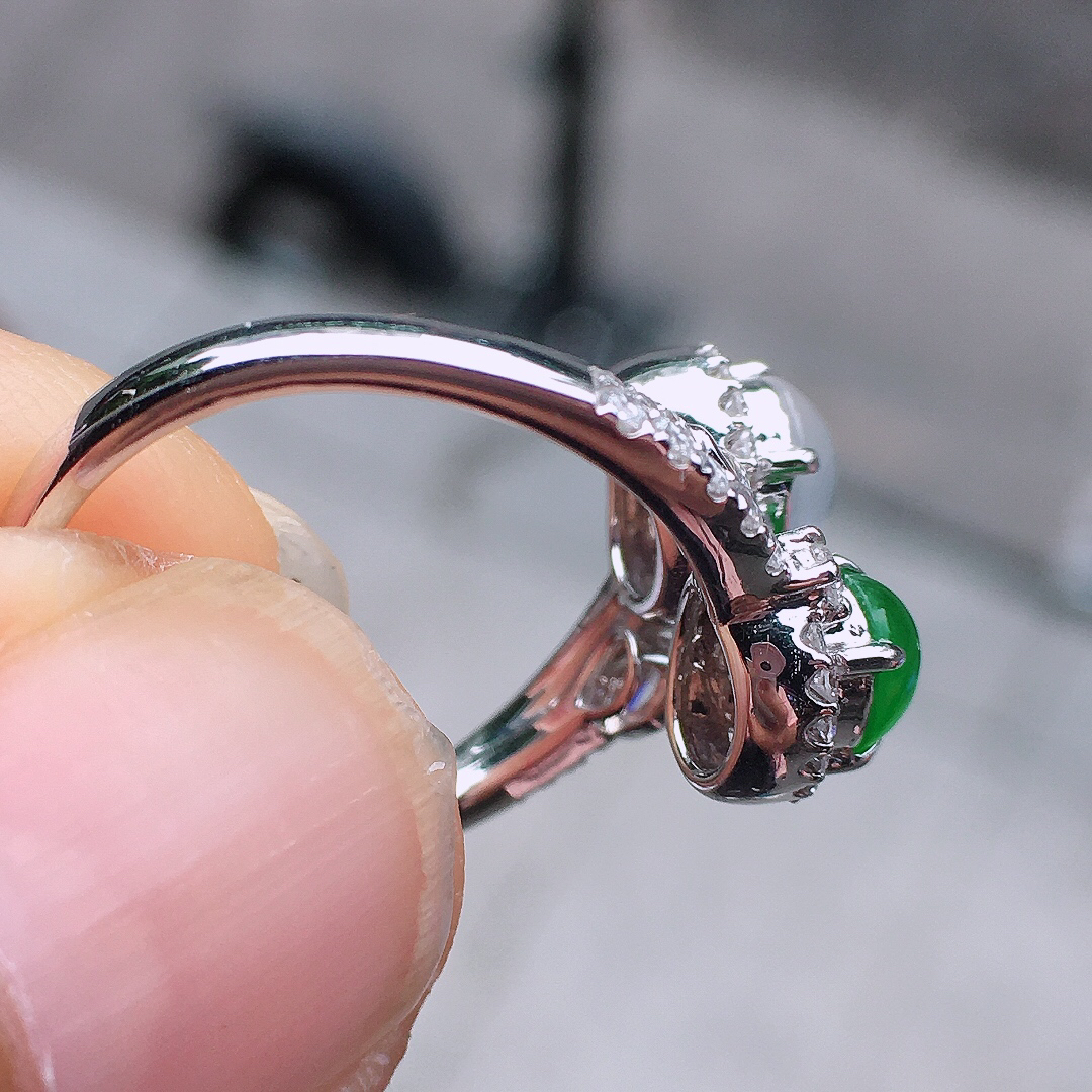 （冰+绿）二合一戒指，色泽均匀艳丽，玉质细腻，荧光感超
强，饱满圆润，尽显优雅气质，18k
金豪华镶嵌