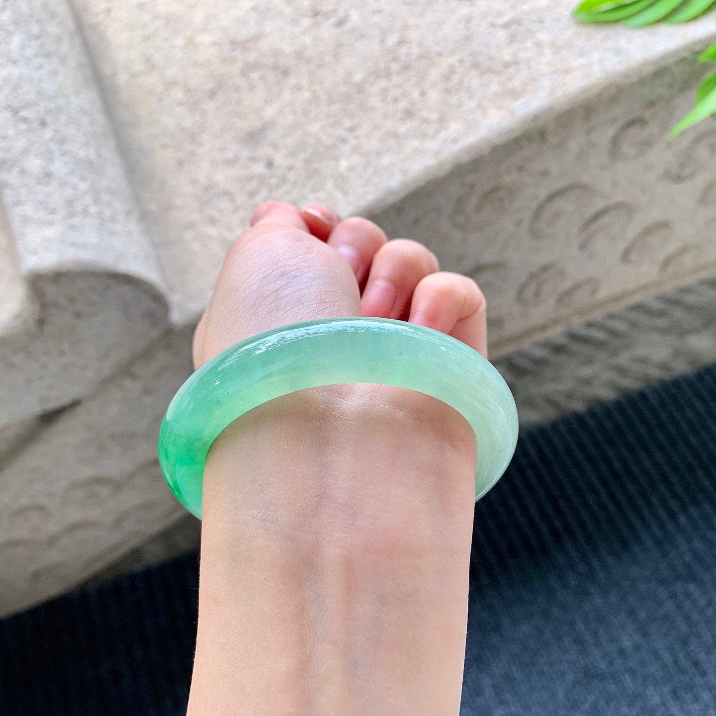 正圈54 55
【圈口】54.7/11.3/9.2
【描述】冰飘阳绿，水润，种老，细腻，无纹裂！