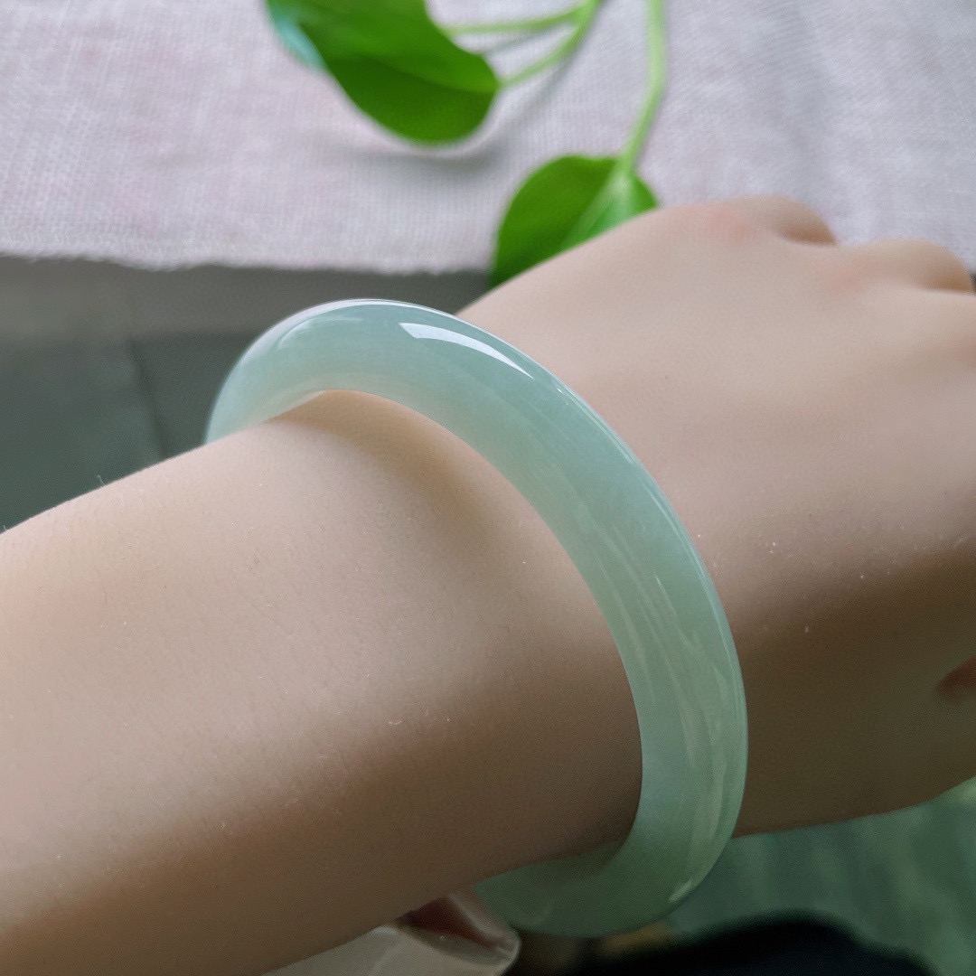 56/9/7.2，浅绿底正圈，条形秀气，上手斯文秀美，芳卿可人，一点皮纹