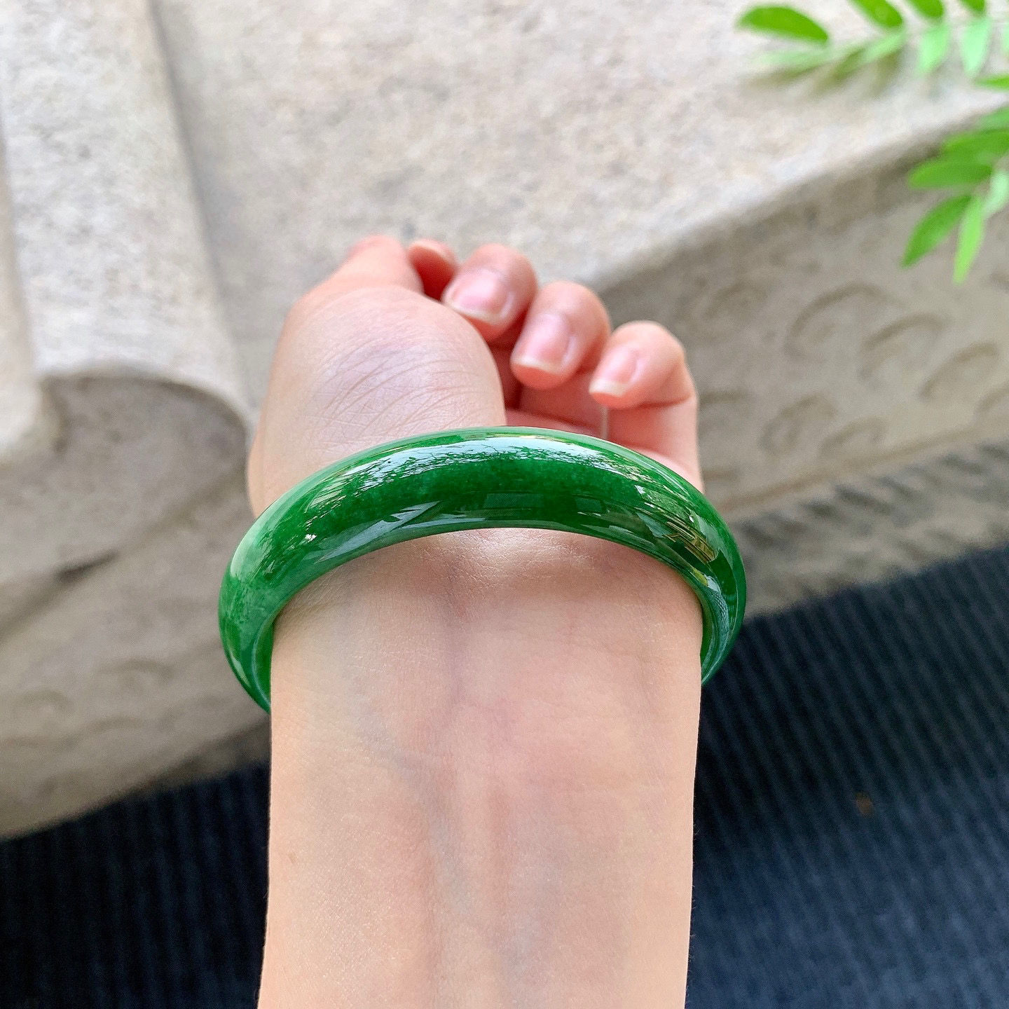 正圈54 55
【圈口】55.6/13.5/6
【描述】辣绿，满绿，水润，种老，细腻，无裂纹！