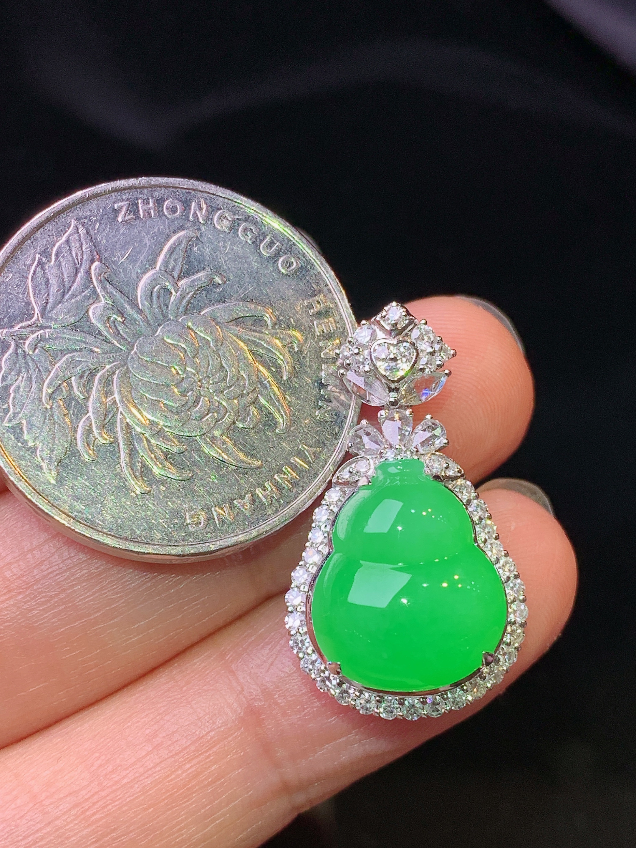 18k金钻镶嵌满绿葫芦吊坠 玉质细腻 色泽艳丽清新 水润亮眼 整体尺寸25.8*14.8*10h1