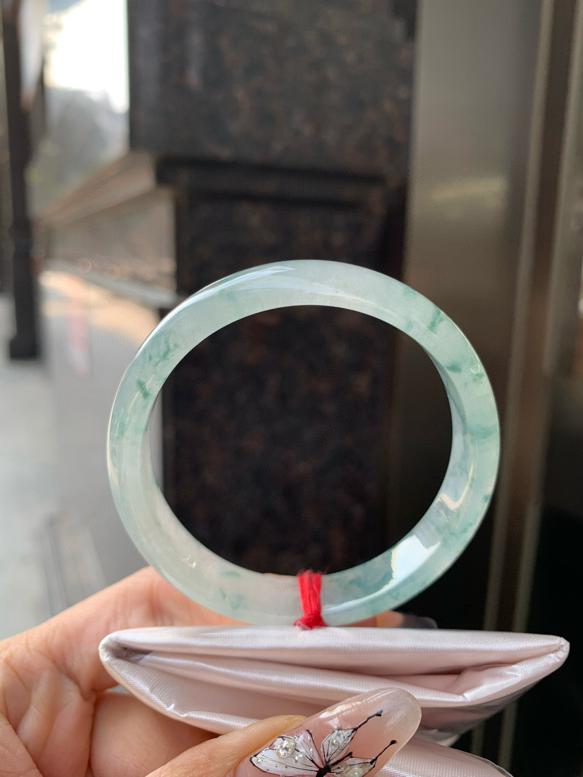 冰飘花正圈
53.3-6-11.7底妆水润细腻，冰底中开出了朵朵兰花，飘花灵动飘逸，勾勒出一幅唯美诗