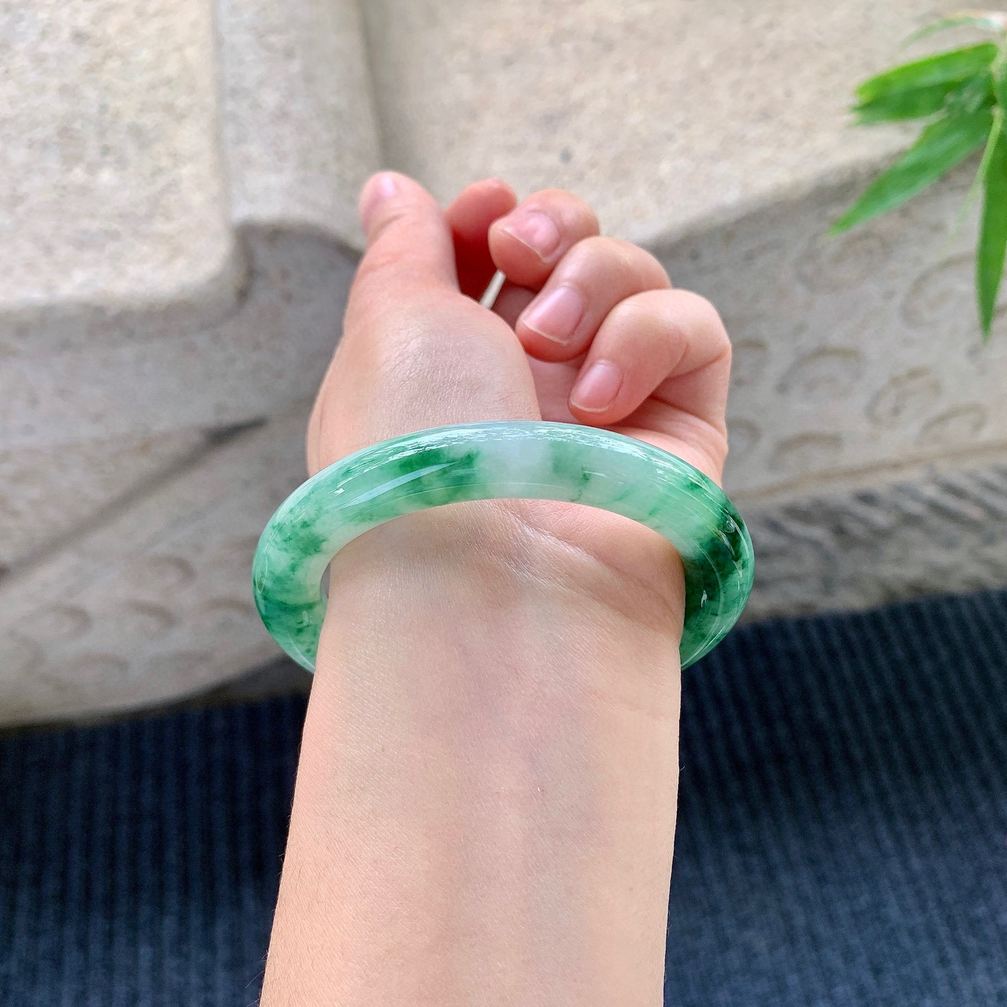 圆条52 53
【圈口】53.7/9.6/10
【描述】飘辣绿，水润，种老，细腻，无纹裂！