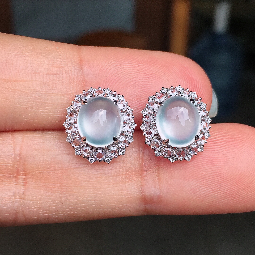 玻璃种蛋面耳钉，玉质细腻，荧光感超
强，饱满圆润，尽显优雅气质，18k
金豪华镶嵌