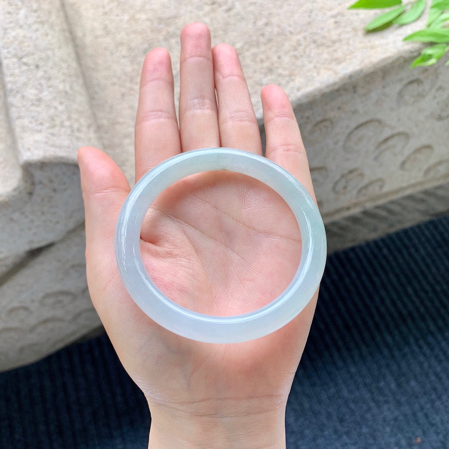 圆条55 56
【圈口】56.5/8.8/8.4
【描述】冰底色，水润，种老，细腻，无裂纹！