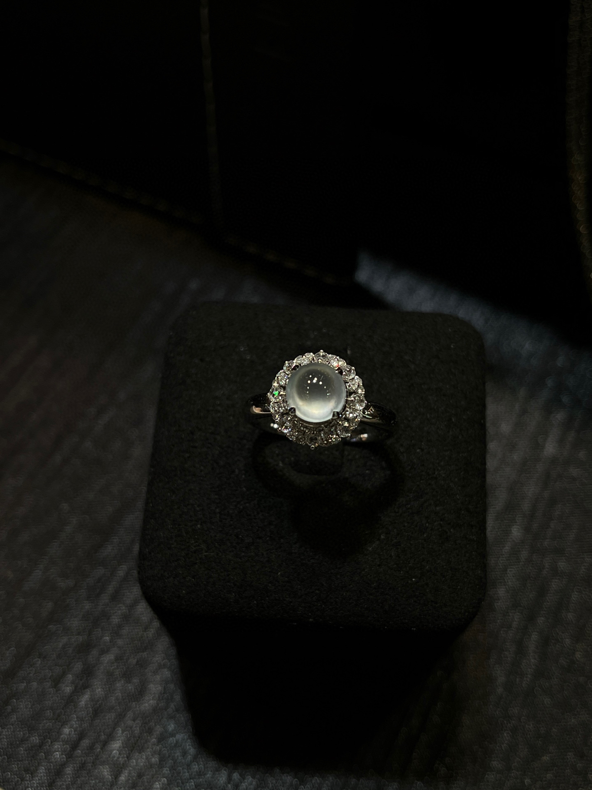 高冰起双眼皮蛋面戒指
18k金镶嵌