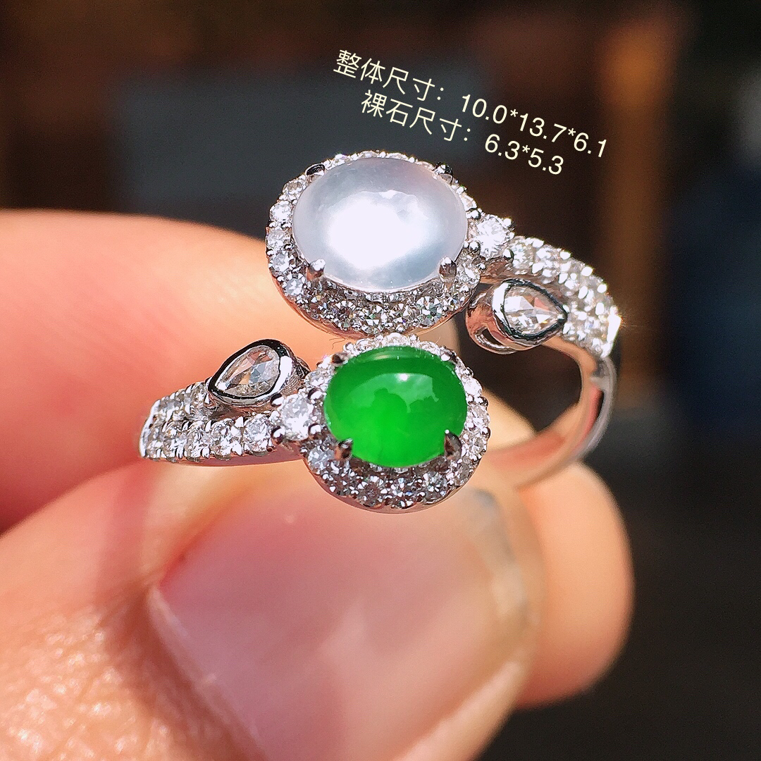 （冰+绿）二合一戒指，色泽均匀艳丽，玉质细腻，荧光感超
强，饱满圆润，尽显优雅气质，18k
金豪华镶嵌