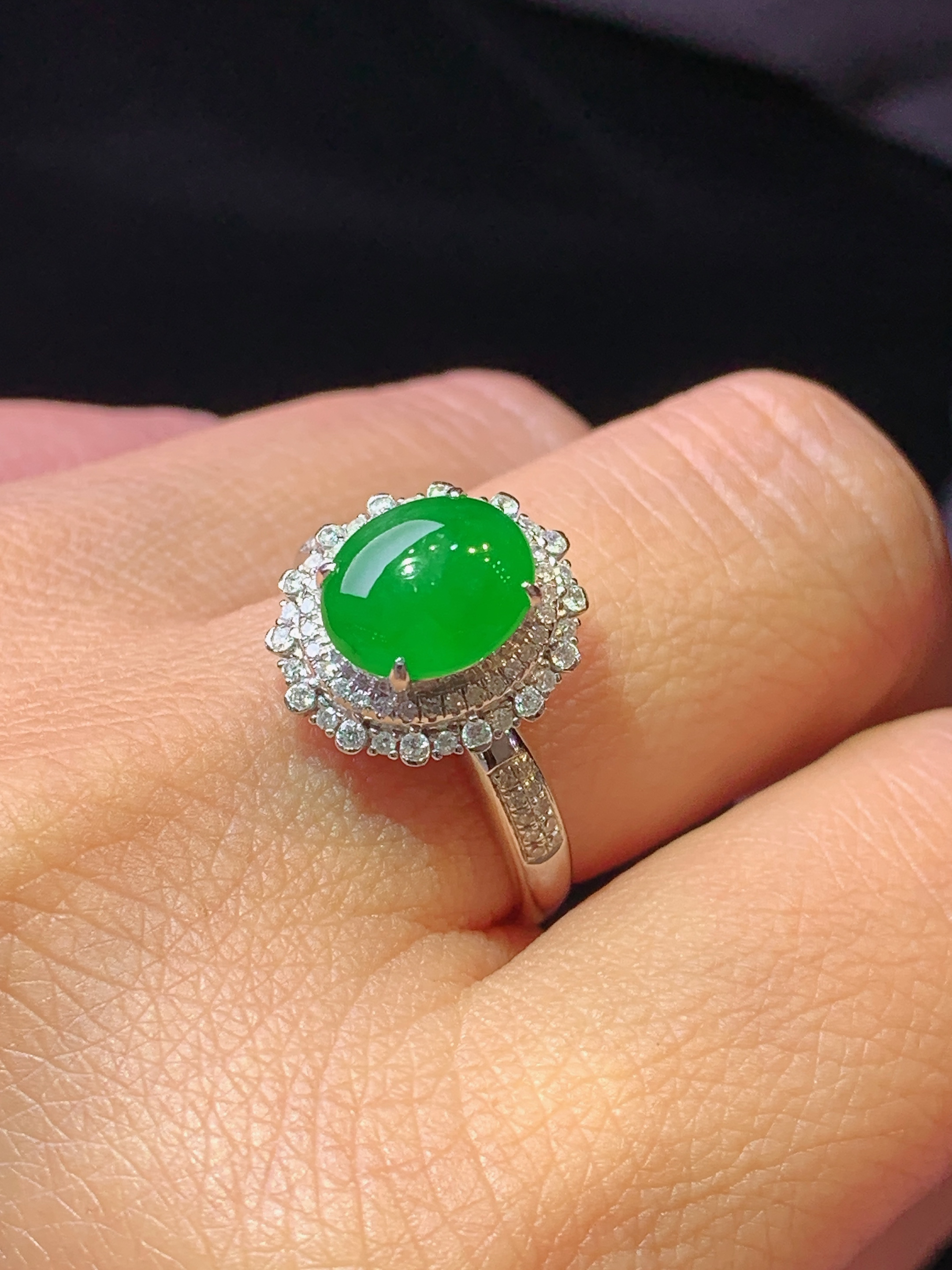 18k金钻镶嵌满绿蛋面戒指 玉质细腻 色泽艳丽清新 水润亮眼 圈口14.5 整体尺寸14*12.5*10L2