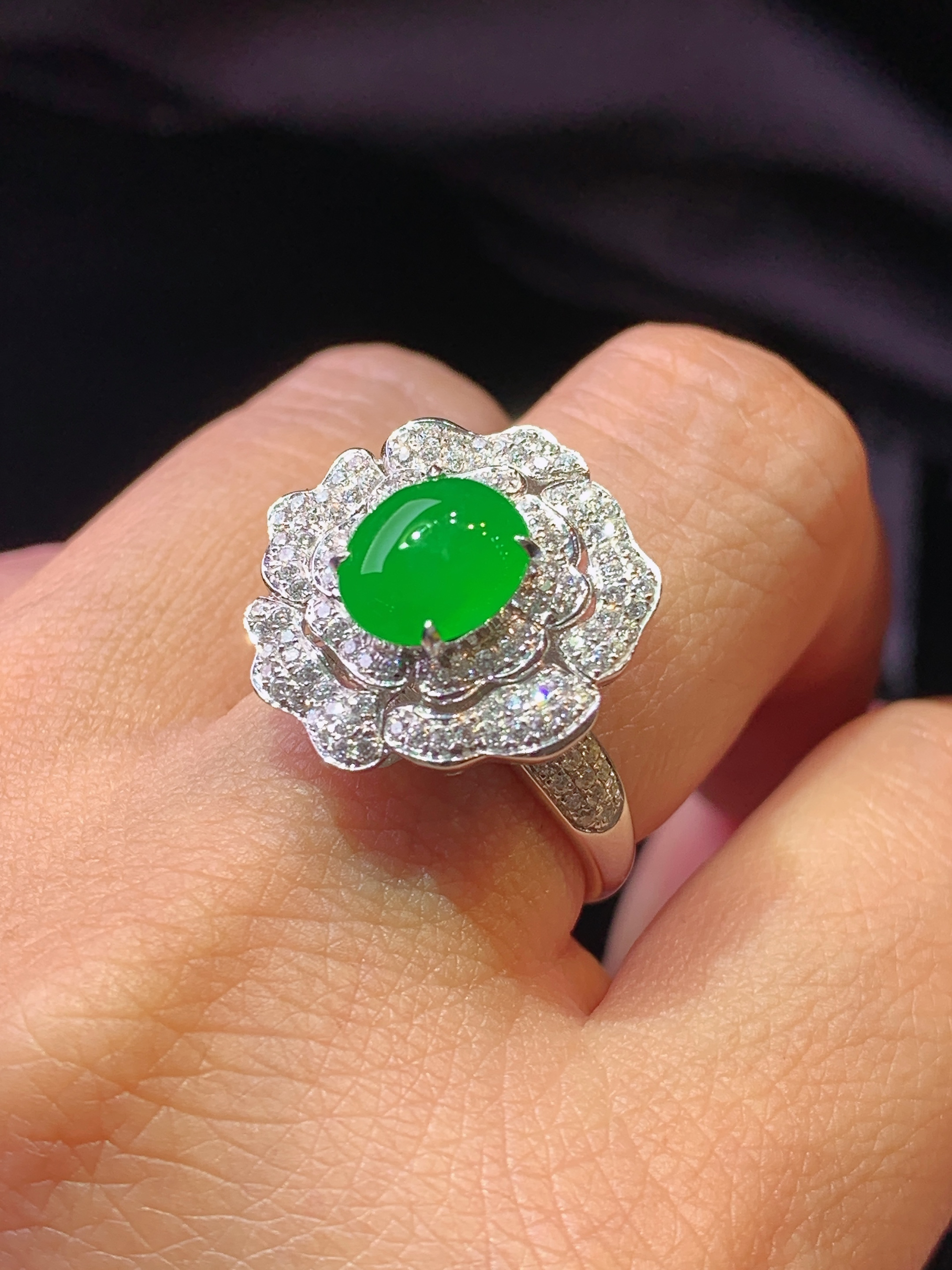 18k金钻镶嵌满绿蛋面戒指 玉质细腻 色泽艳丽清新 水润亮眼 圈口15 整体尺寸18.3*11.5d4  裸石8.8*7.5*4.8