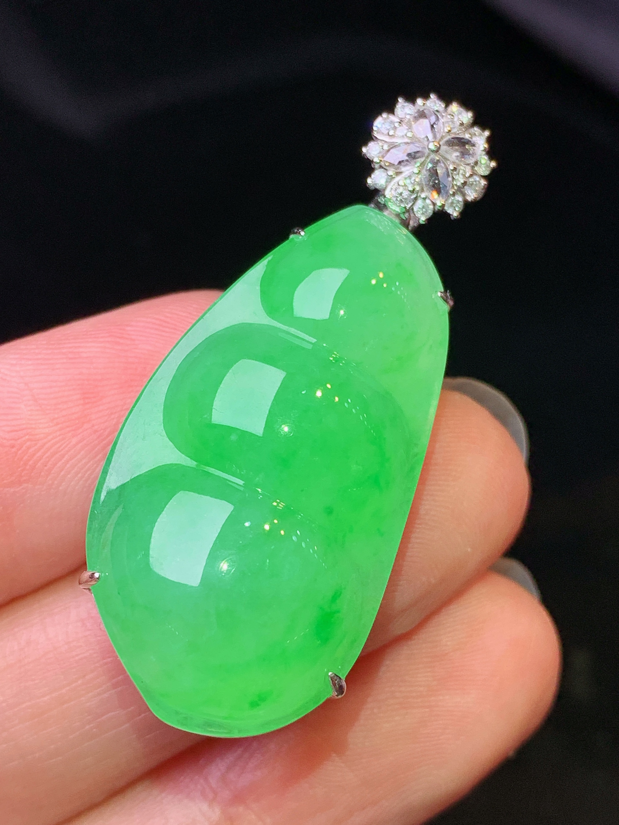 18k金钻镶嵌翠绿四季豆吊坠 玉质细腻 色泽艳丽清新 水润亮眼 整体尺寸40*17.2*12L2