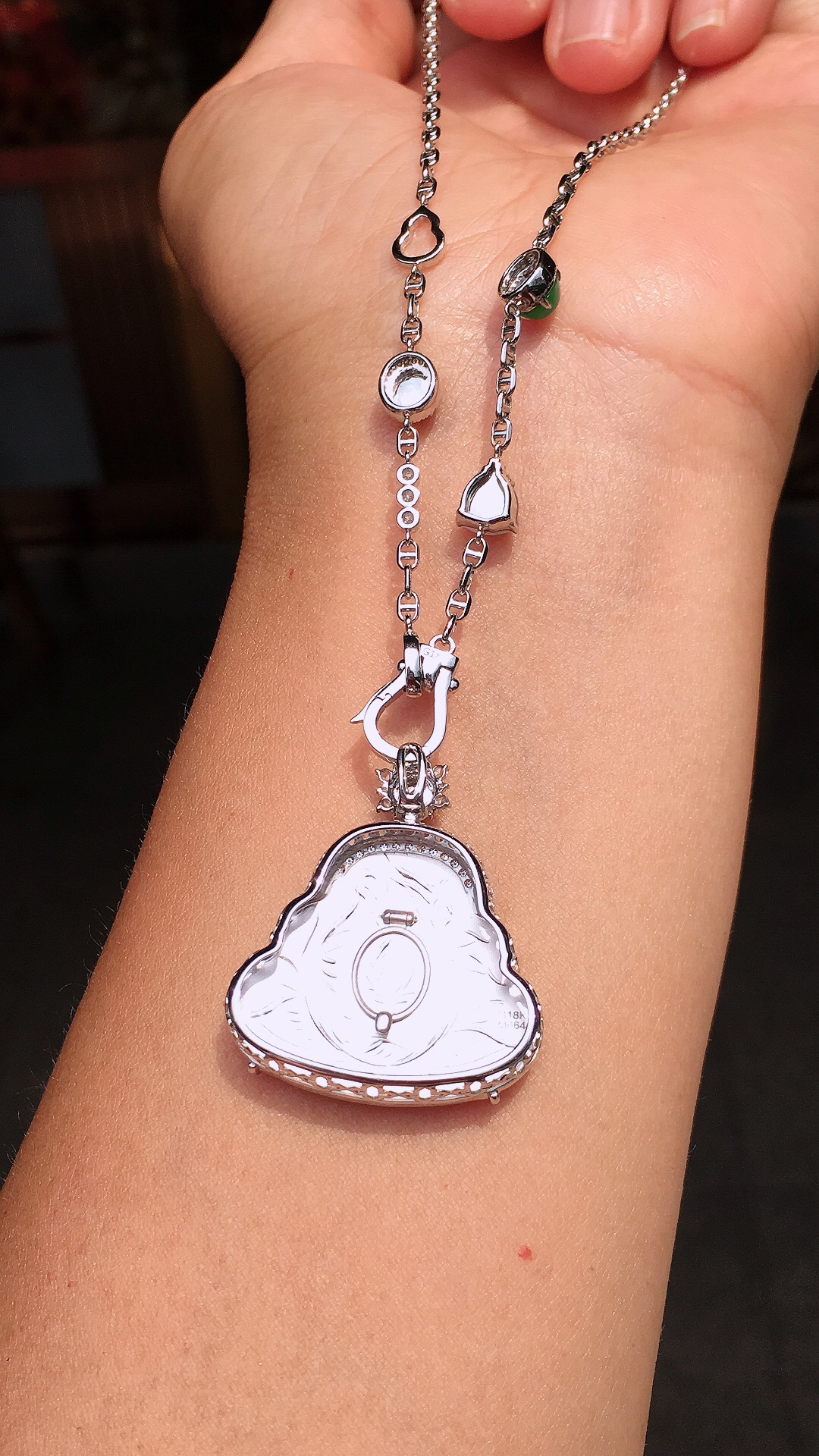 黄翡佛公项链，色泽均匀艳丽，玉质细腻，荧光感超
强，饱满圆润，尽显优雅气质，18k
金豪华镶嵌