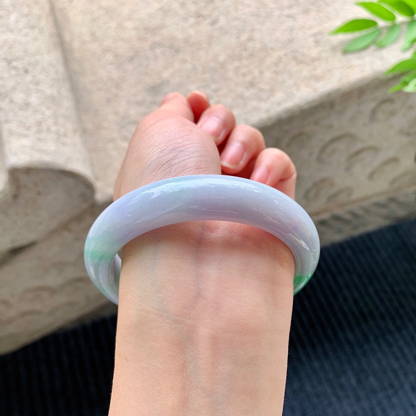 正圈57 58
【圈口】58/13.5/8.7
【描述】春彩，水润，种老，细腻，无纹裂！