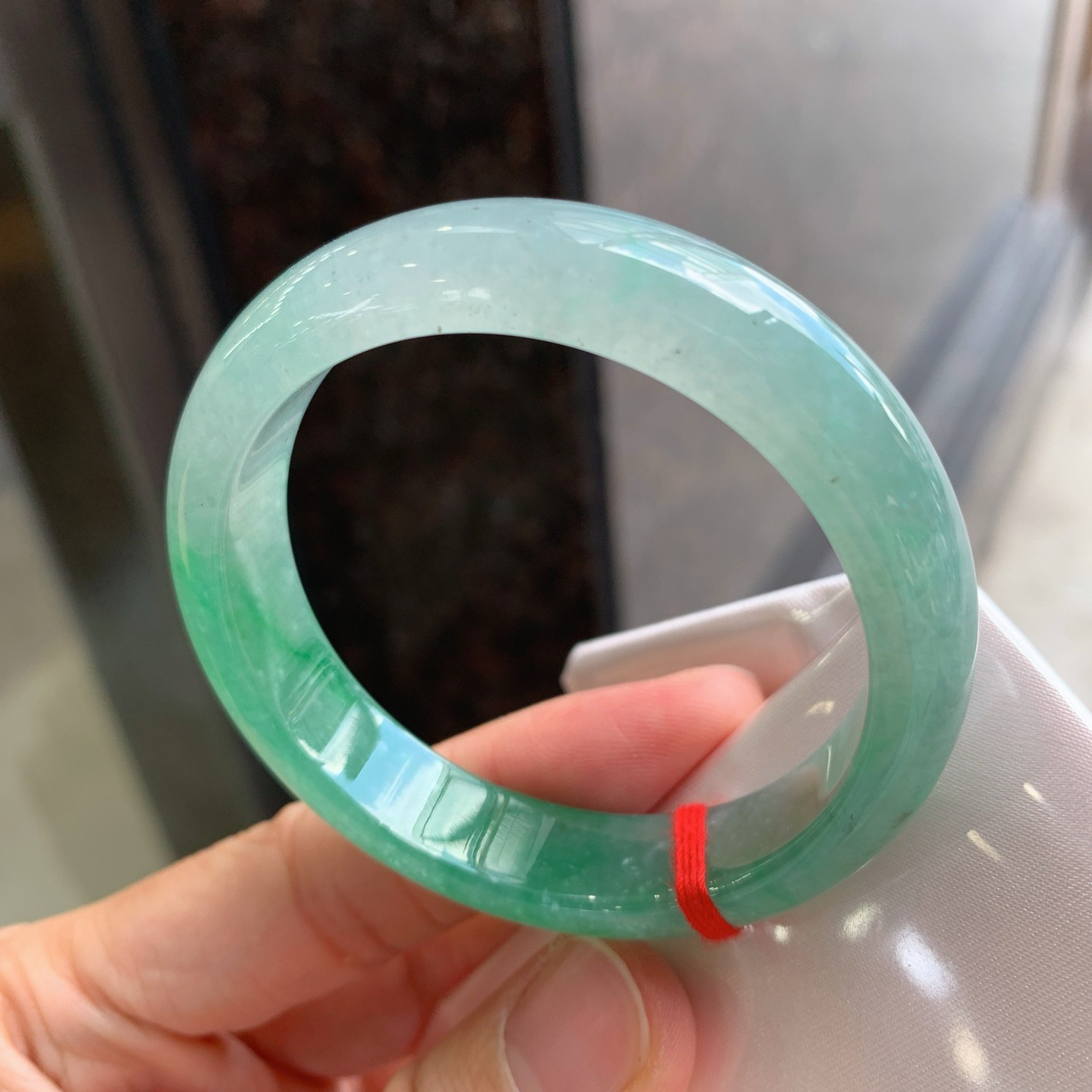 正圈冰飘绿 有杂质 尺寸：51.5/12.1/7.2  小圈口