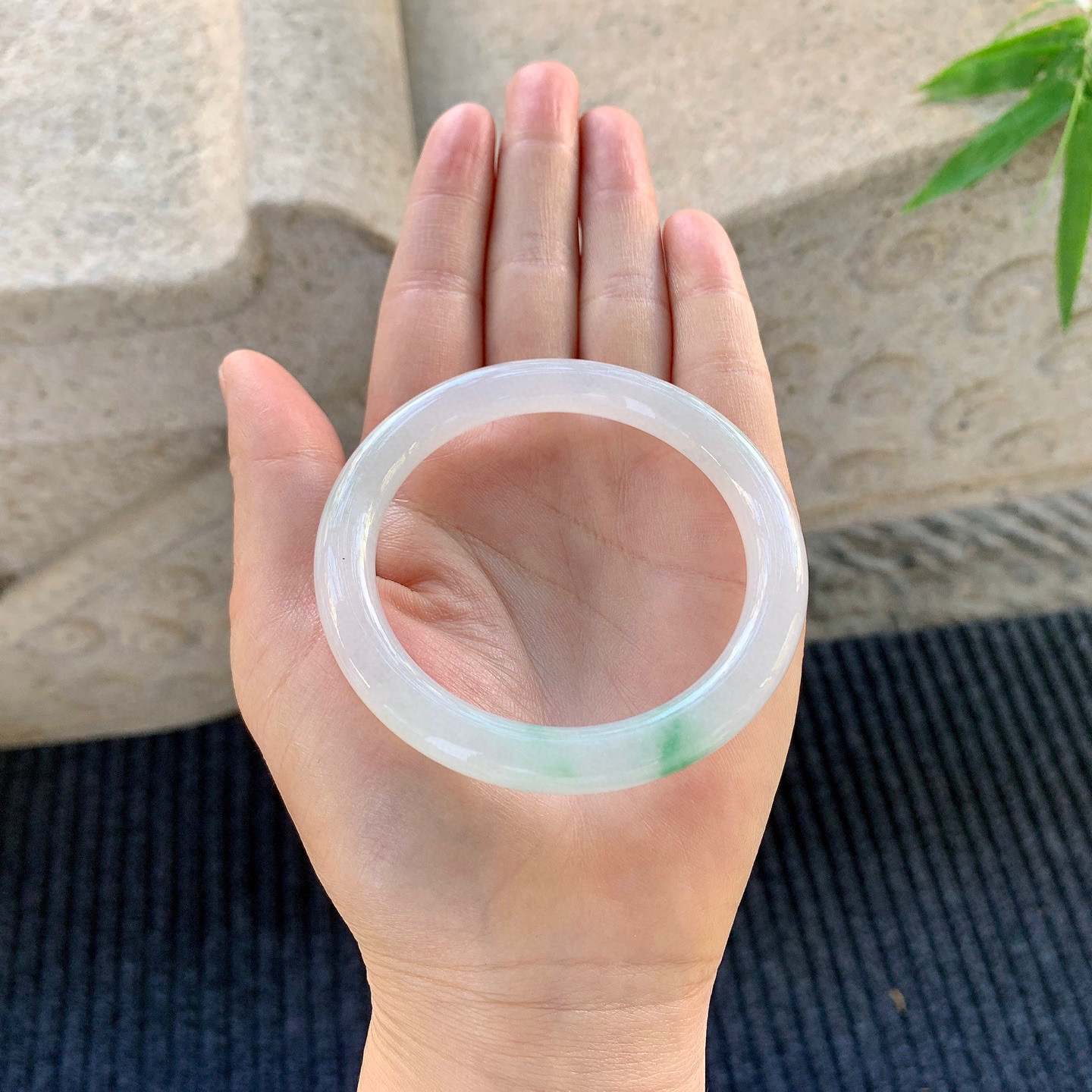 圆条53 54
【圈口】54/8/8.4
【描述】冰糯飘绿，水润，种老，细腻，无裂纹！