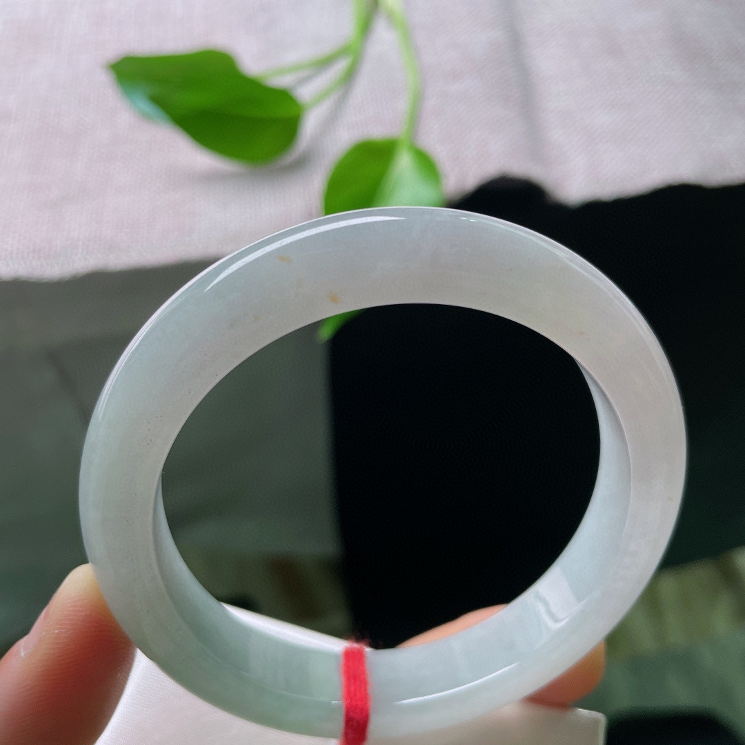 57.5/11.8/8.1，淡绿底正圈，水润细腻，底色是初春的讯号，一切温柔正在发芽。无纹裂