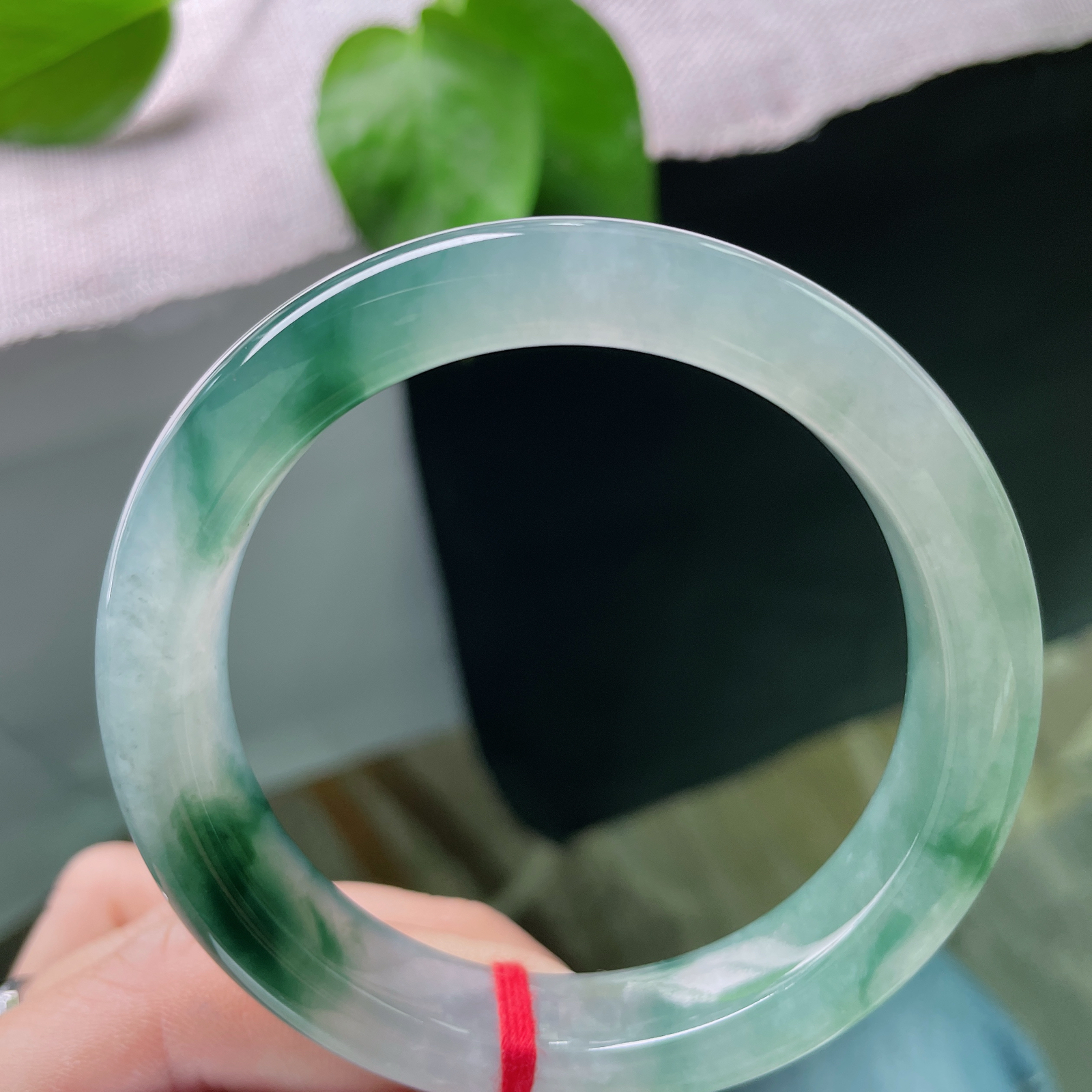 56/11.9/8.7冰飘花正圈，冰润细腻，晶莹剔透的底子里，勾勒出云雾缭绕的山峦，婉间风景