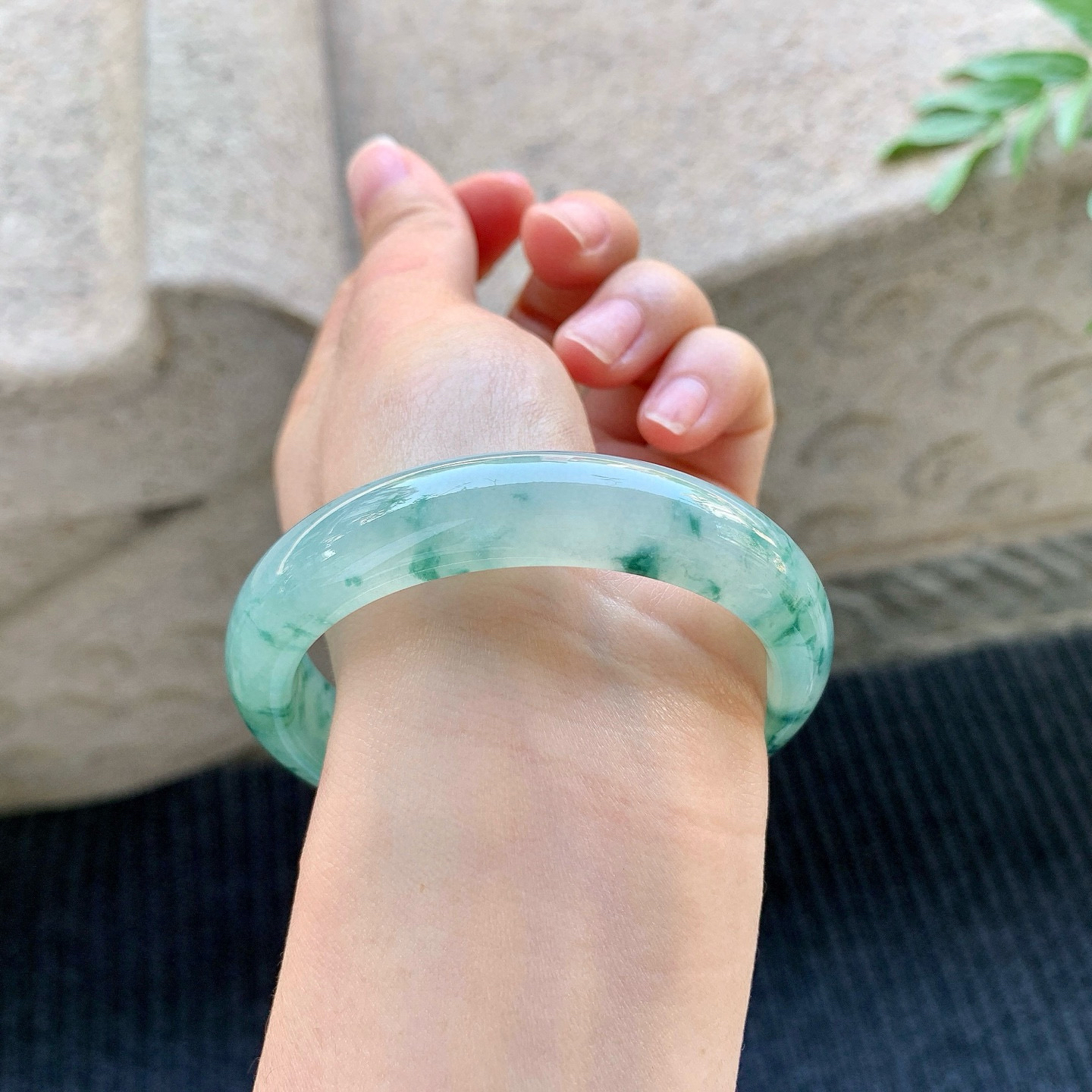 正圈54 55
【圈口】55.6/12.4/7.8
【描述】冰糯飘花，水润，种老，细腻，无裂纹！