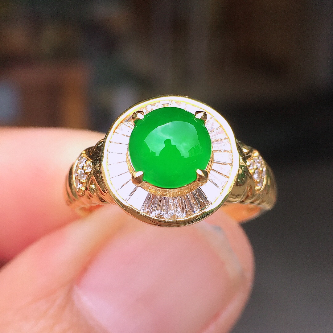 阳绿蛋面戒指，色泽均匀艳丽，玉质细腻，荧光感超
强，饱满圆润，尽显优雅气质，18k
金豪华镶嵌