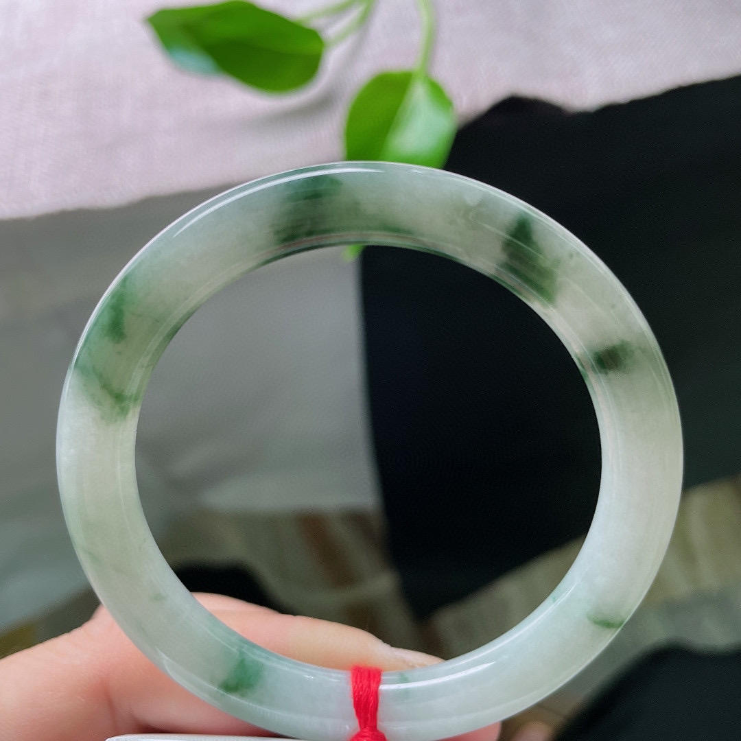 55.5/8.6，飘花圆条，花影摇曳，不是开在枝头，是开在玉的骨血里。水头好，种老