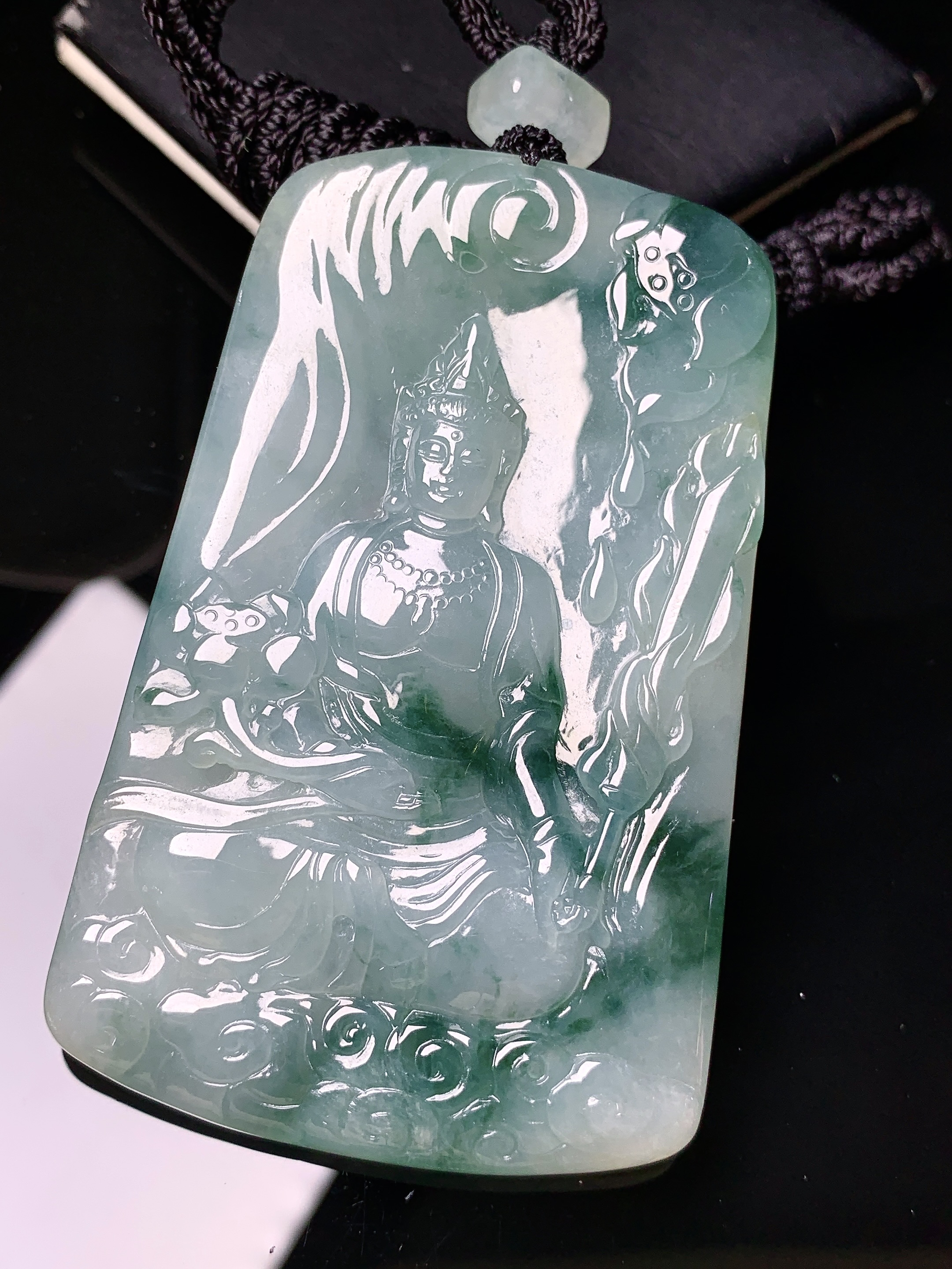 飘绿虚空斗法吊坠 玉质细腻 色泽艳丽清新 水润亮眼 整体尺寸67.8*42.5*5.2L1