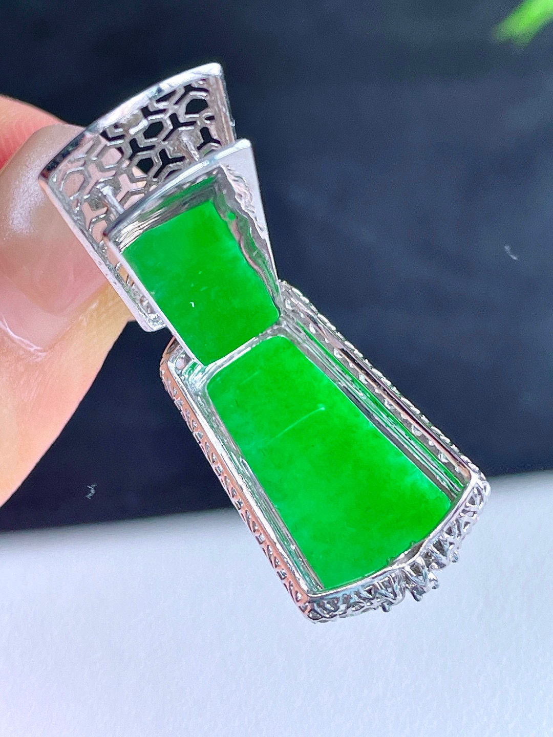 【镶嵌】冰阳绿无事牌吊坠  
【说明】18k金镶嵌 性价比高  
【整体】37.5-16.2-10.3
【裸石】23.6-12.6-3