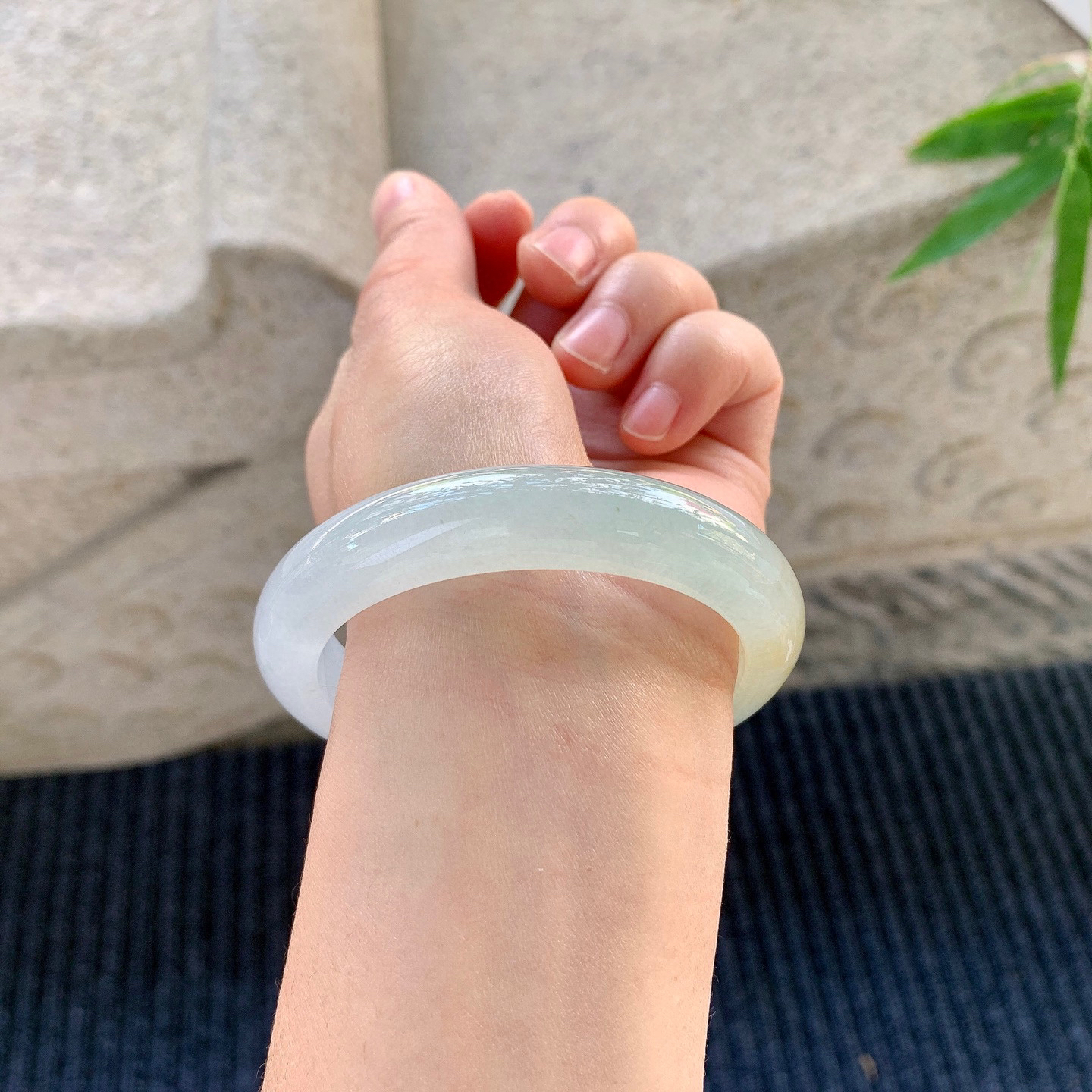 正圈55 56
【圈口】55.5/12/8.4
【描述】冰飘黄翡，水润，种老，细腻，无裂纹！