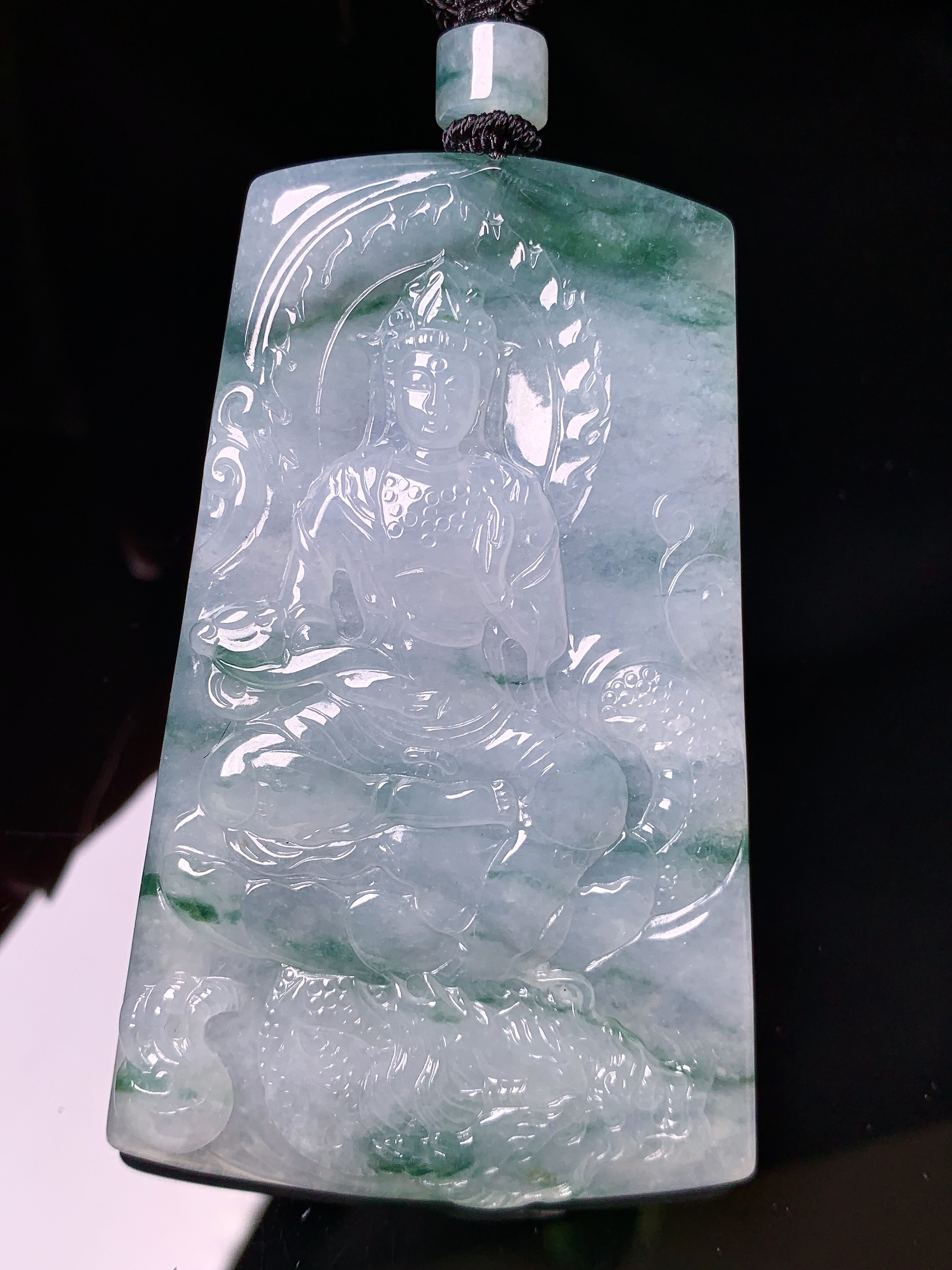 飘绿乘龙观音菩萨吊坠 玉质细腻 色泽艳丽清新 水润亮眼 整体尺寸68.8*42.8*5.8L1