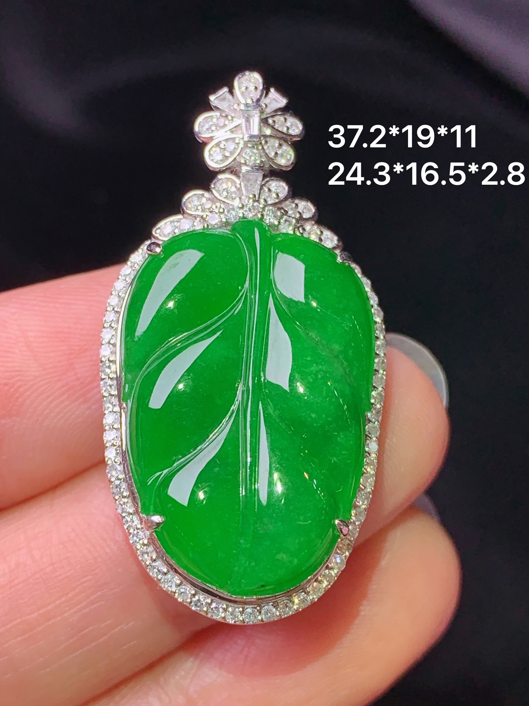 18k金钻镶嵌满绿树叶吊坠 玉质细腻 色泽艳丽清新 水润亮眼 整体尺寸37.2*19*11L2