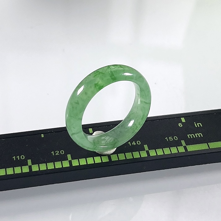 缅甸天然翡翠A货，15号圈口冰种起光起胶飘绿阳绿指环戒指，尺寸：圈口内径17.3mm=15号，宽厚5.8/3mm，重量：3.11g