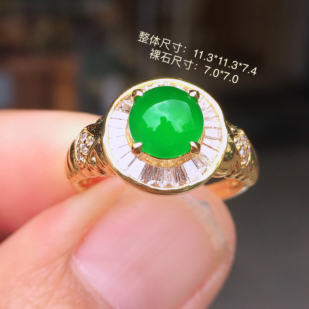 阳绿蛋面戒指，色泽均匀艳丽，玉质细腻，荧光感超
强，饱满圆润，尽显优雅气质，18k
金豪华镶嵌