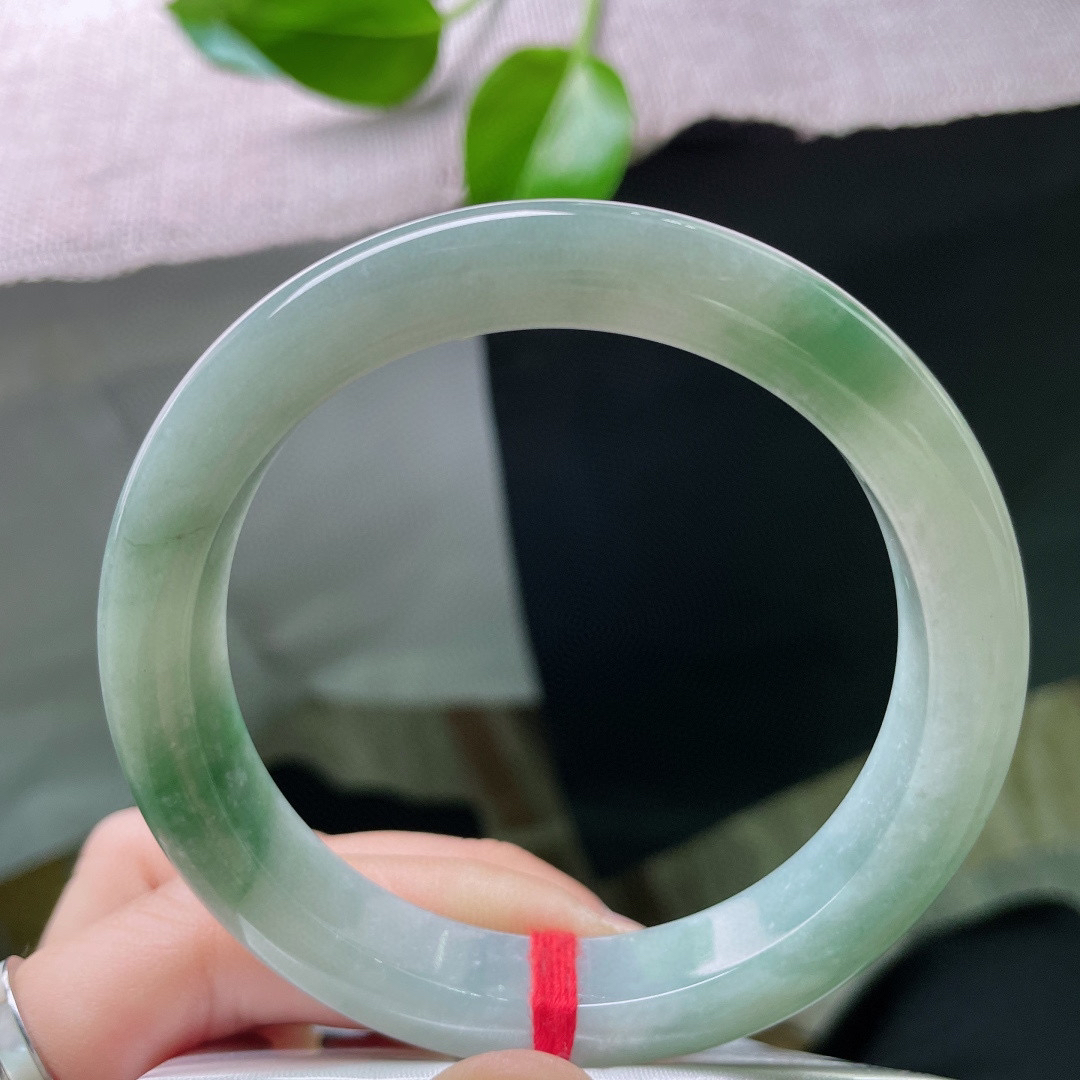 59.7/11.7/8.6，飘花正圈，底子温润细腻，是山岚误入水间，是春雪舍不得融化。皮纹