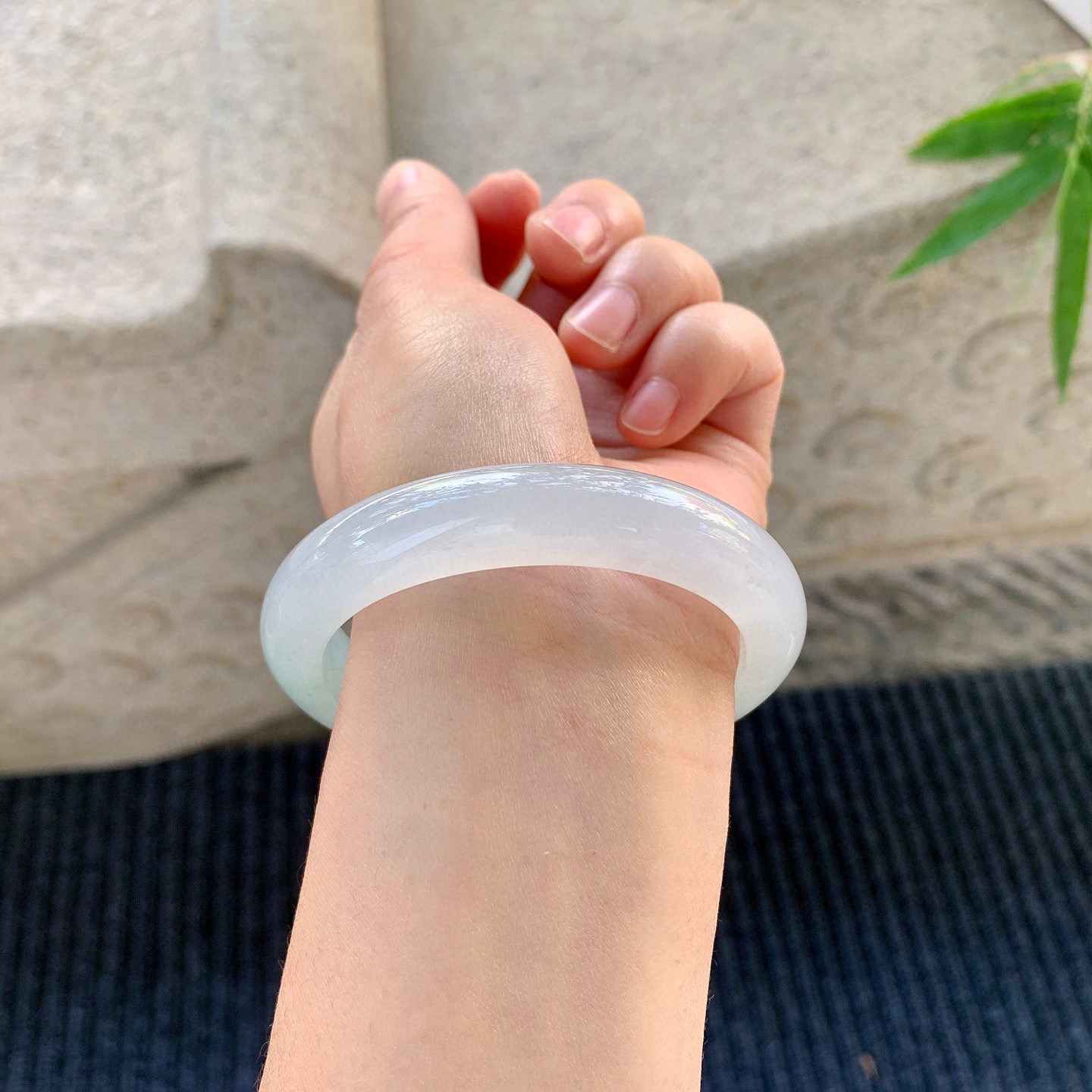 正圈55 56
【圈口】55.5/12/8.4
【描述】冰飘黄翡，水润，种老，细腻，无裂纹！