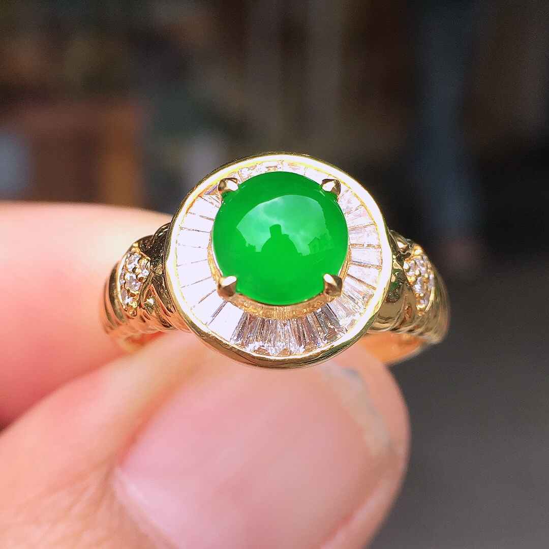 阳绿蛋面戒指，色泽均匀艳丽，玉质细腻，荧光感超
强，饱满圆润，尽显优雅气质，18k
金豪华镶嵌