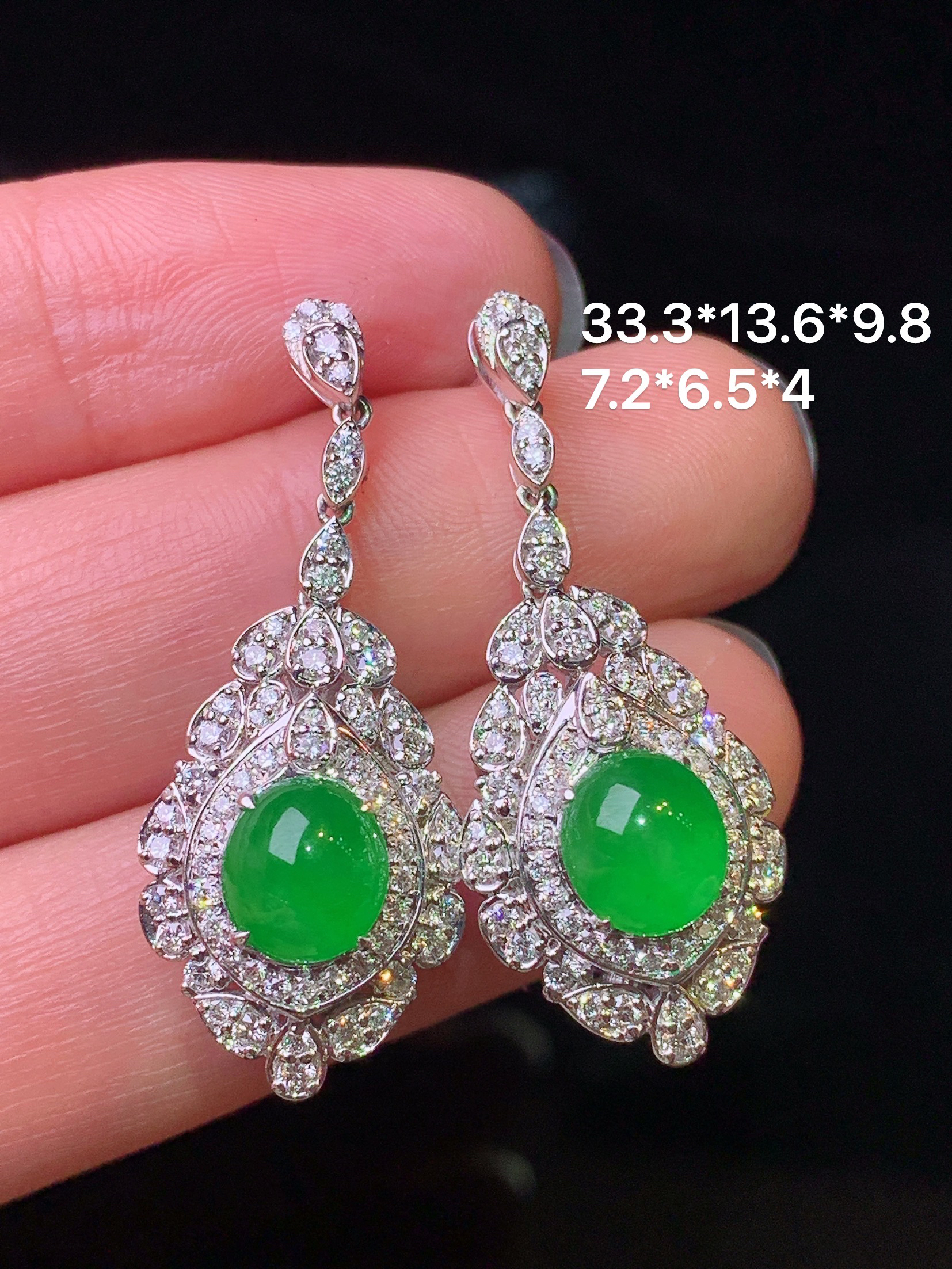 18k金钻镶嵌满绿蛋面耳坠 玉质细腻 色泽艳丽清新 水润亮眼 整体尺寸33.3*13.6*9.8d4