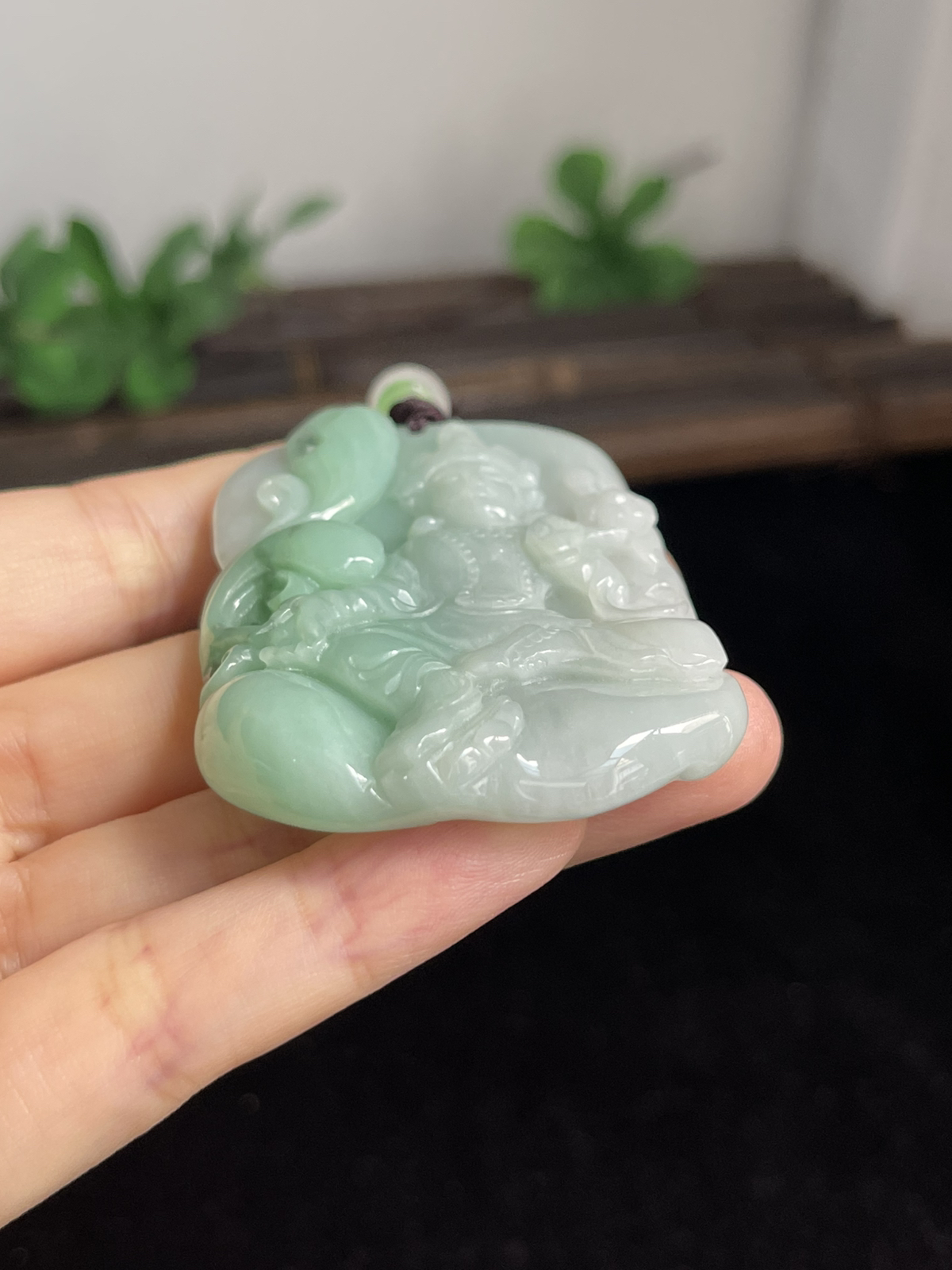 翡翠糯化种飘绿吊坠，配珠未测