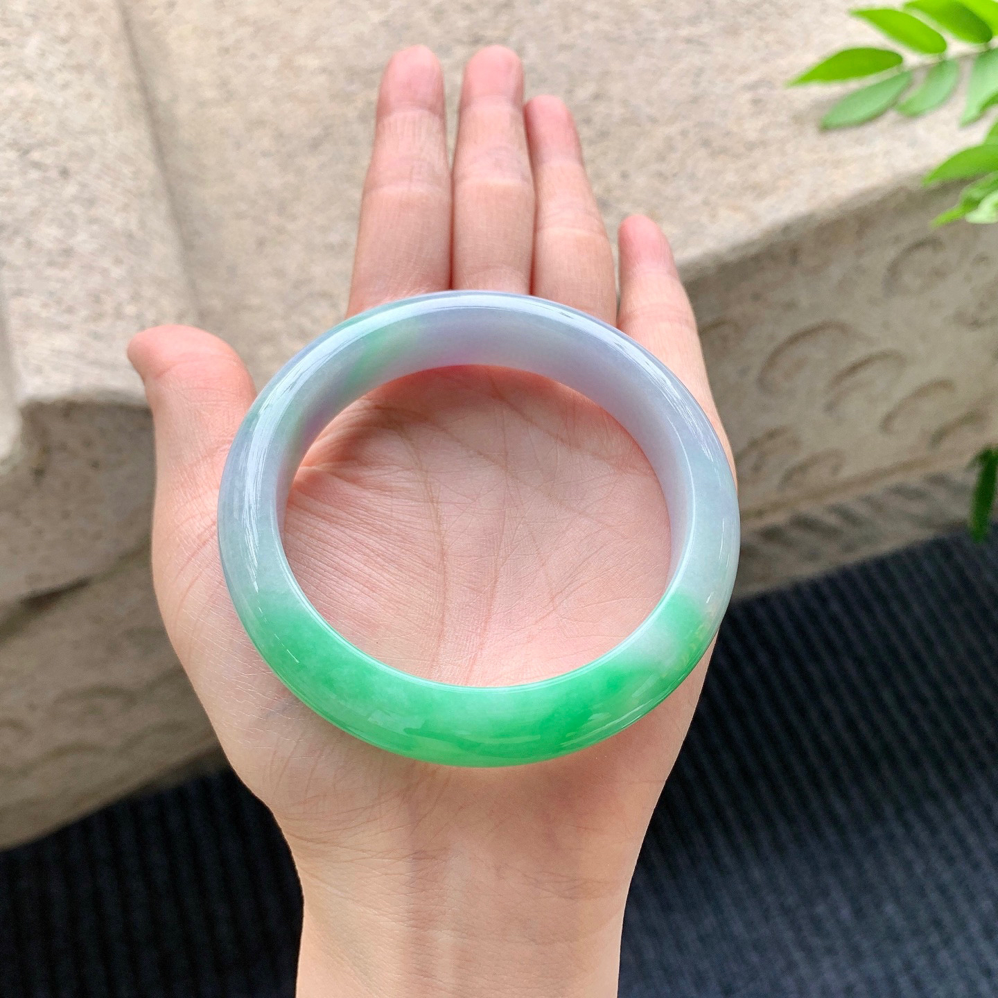 正圈57 58
【圈口】58/13.5/8.7
【描述】春彩，水润，种老，细腻，无纹裂！