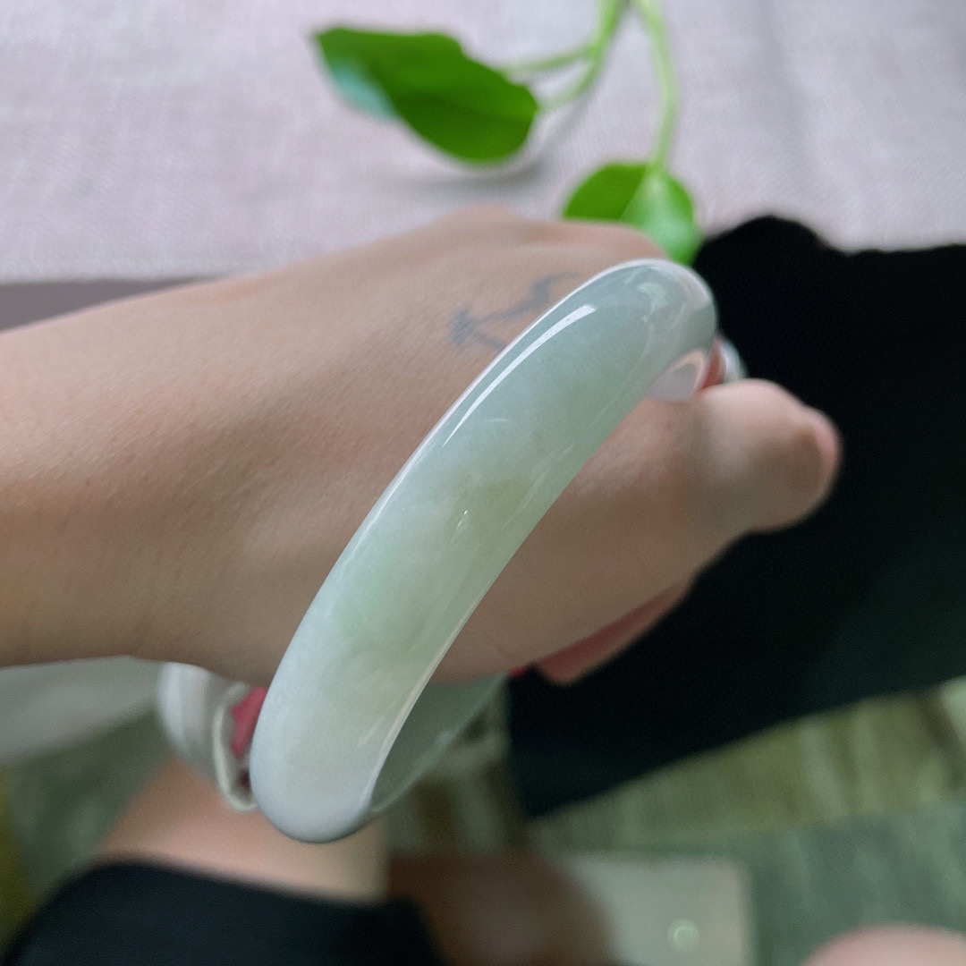 56.8/12/8.3。飘花手镯，无纹裂