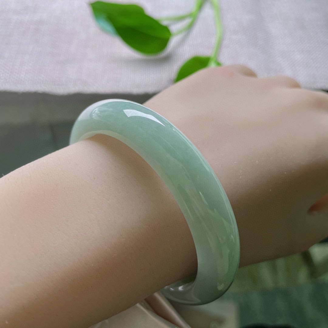 54.6/12.1/7.9绿底正圈，种老肉细，无纹裂