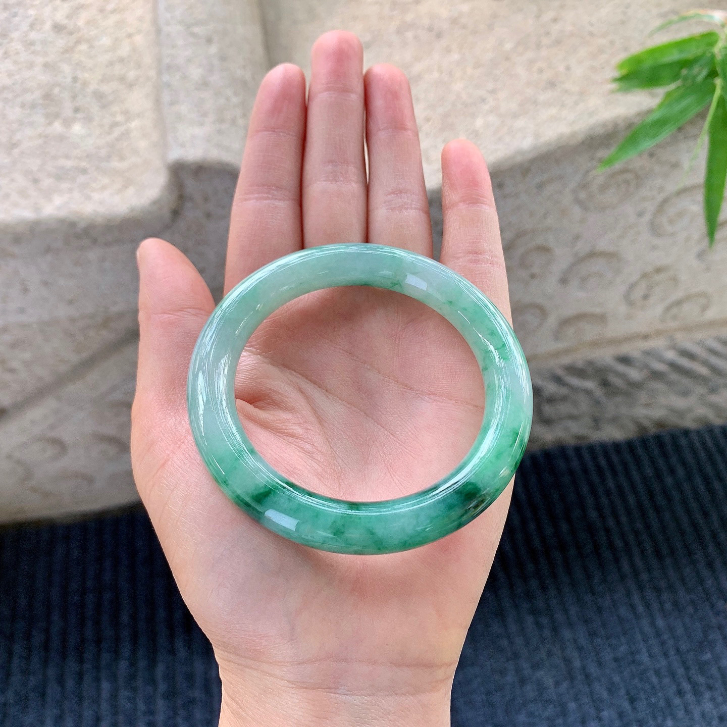 圆条52 53
【圈口】53.7/9.6/10
【描述】飘辣绿，水润，种老，细腻，无纹裂！