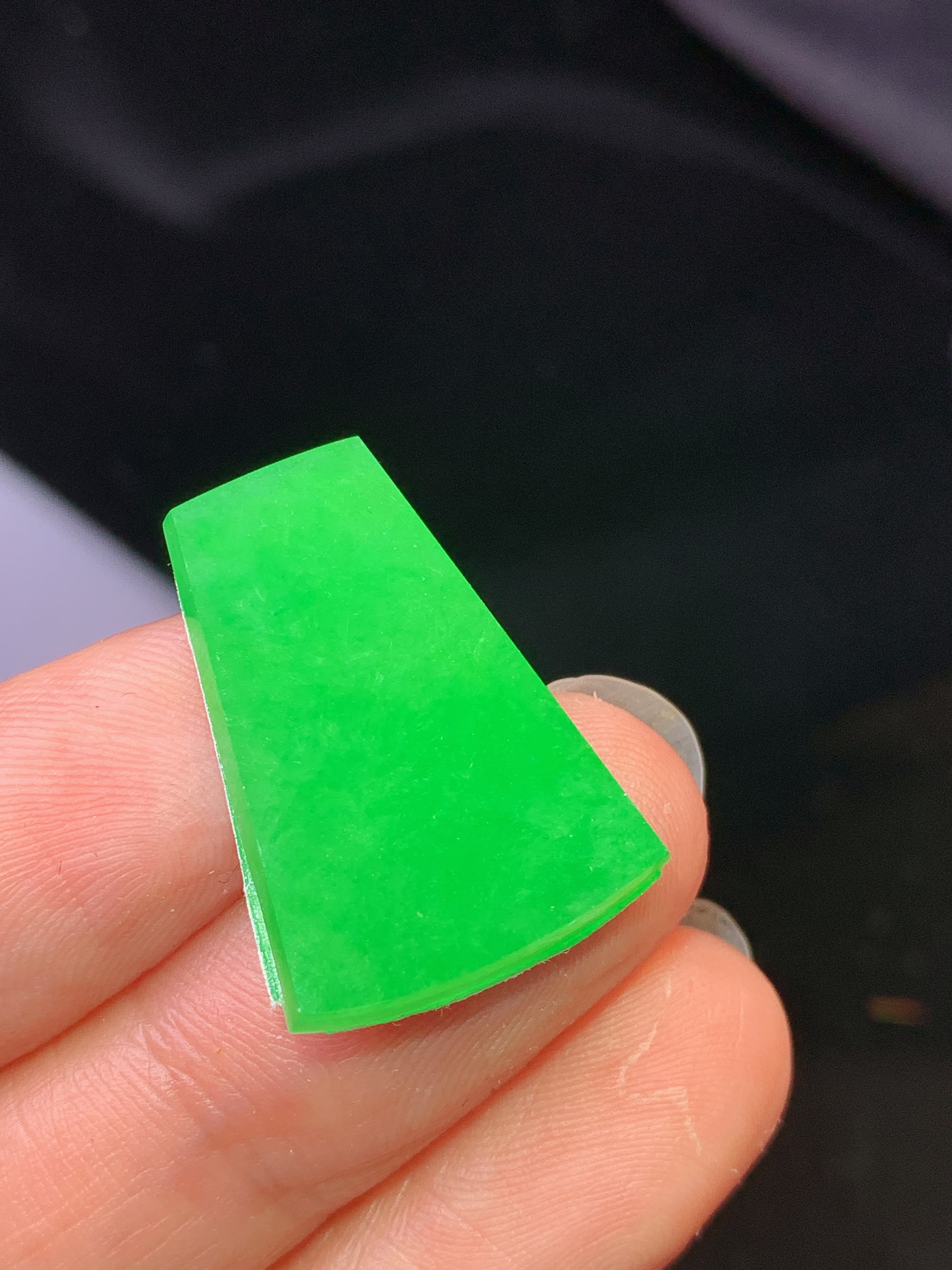 镶嵌款 翠绿无事牌吊坠 玉质细腻 色泽艳丽清新 水润亮眼 整体尺寸23*16.8*2.8m2