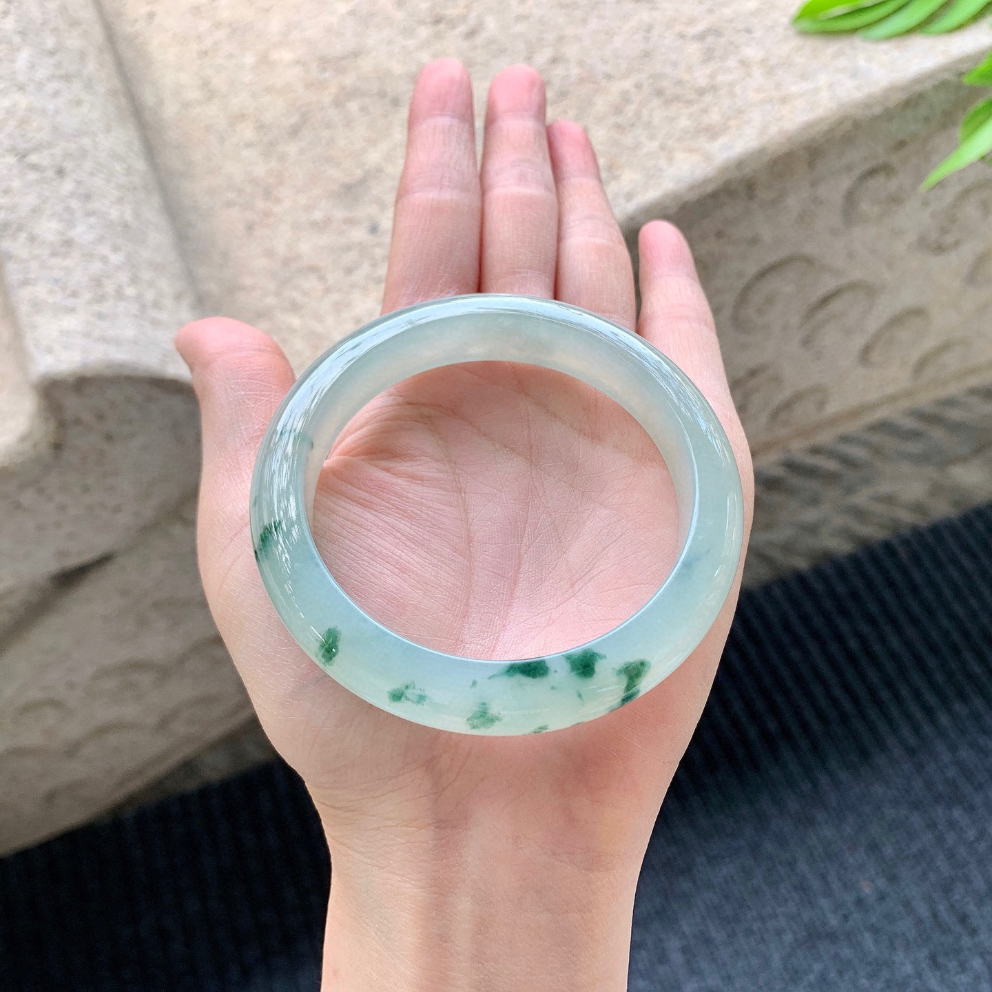 正圈57 58
【圈口】58/12.3/8.7
【描述】冰飘花，水润，种老，细腻，无纹裂！