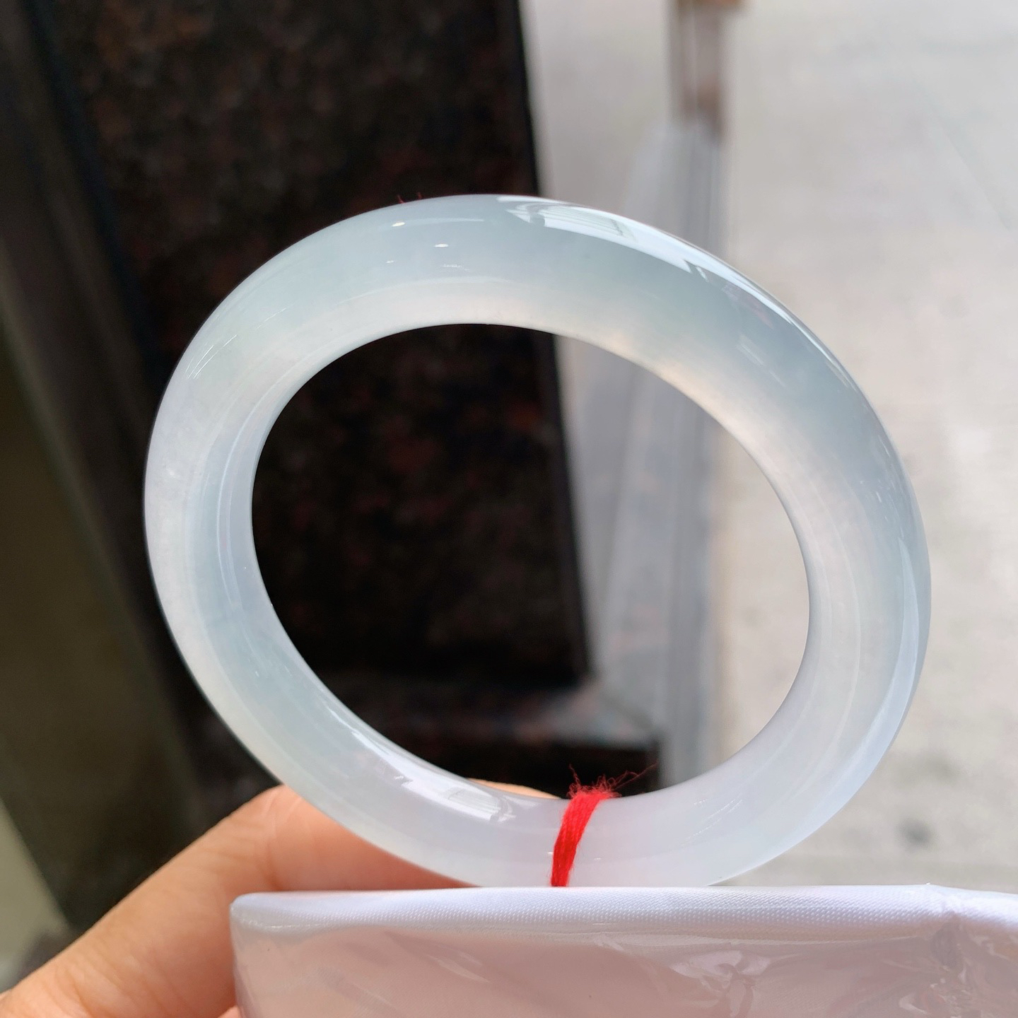 圆条冰镯 有条棉线 尺寸：54.8/10.1/9.5  起荧光