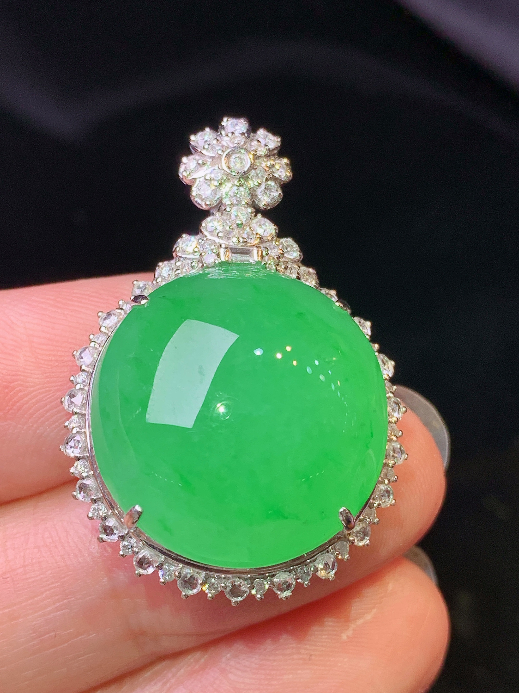 18k金钻镶嵌翠绿蛋面吊坠 玉质细腻 色泽艳丽清新 水润亮眼 整体尺寸33.3*23.2*14L2