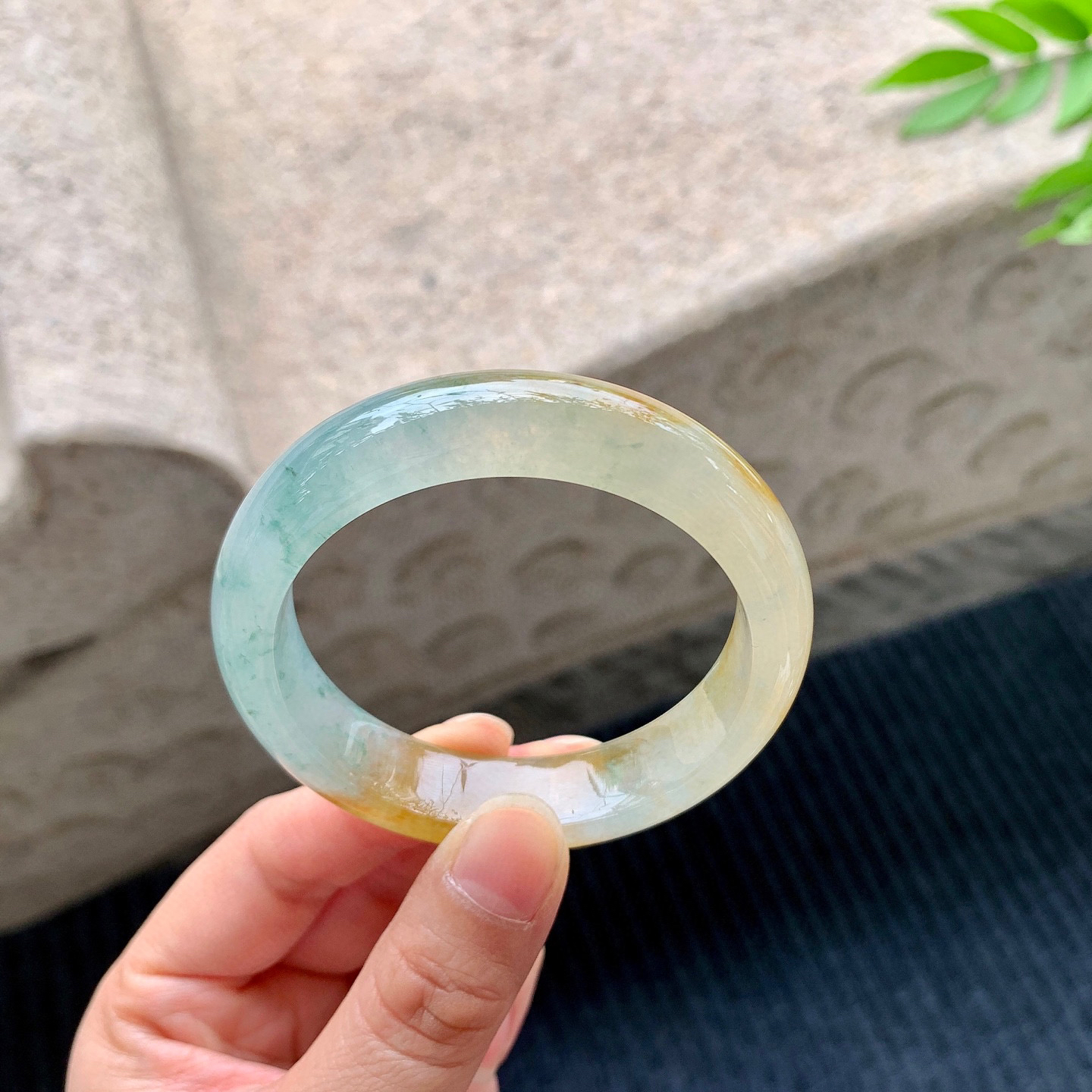 正圈49 50
【圈口】50.7/12.4/7.6
【描述】冰飘黄翡，飘花，水润，种老，细腻，无纹裂