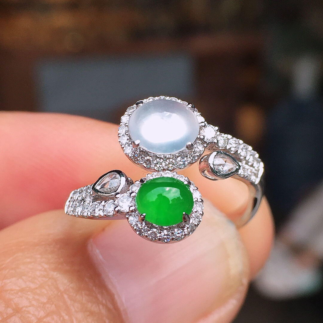 （冰+绿）二合一戒指，色泽均匀艳丽，玉质细腻，荧光感超
强，饱满圆润，尽显优雅气质，18k
金豪华镶嵌