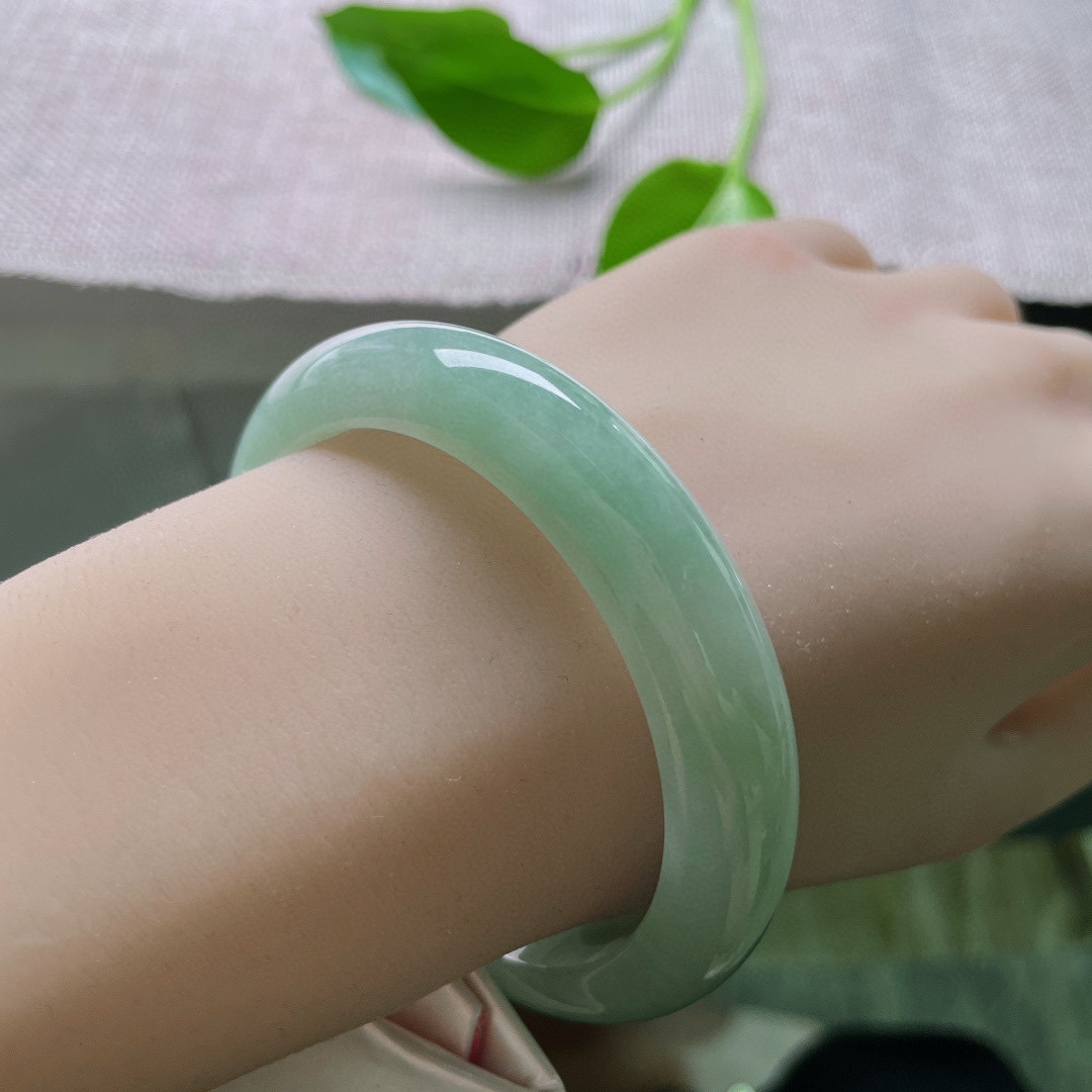 55.8/11.6/8，浅绿底正圈，柔和百搭，水头足质感佳，不挑肤色，百搭又显气质。无纹裂