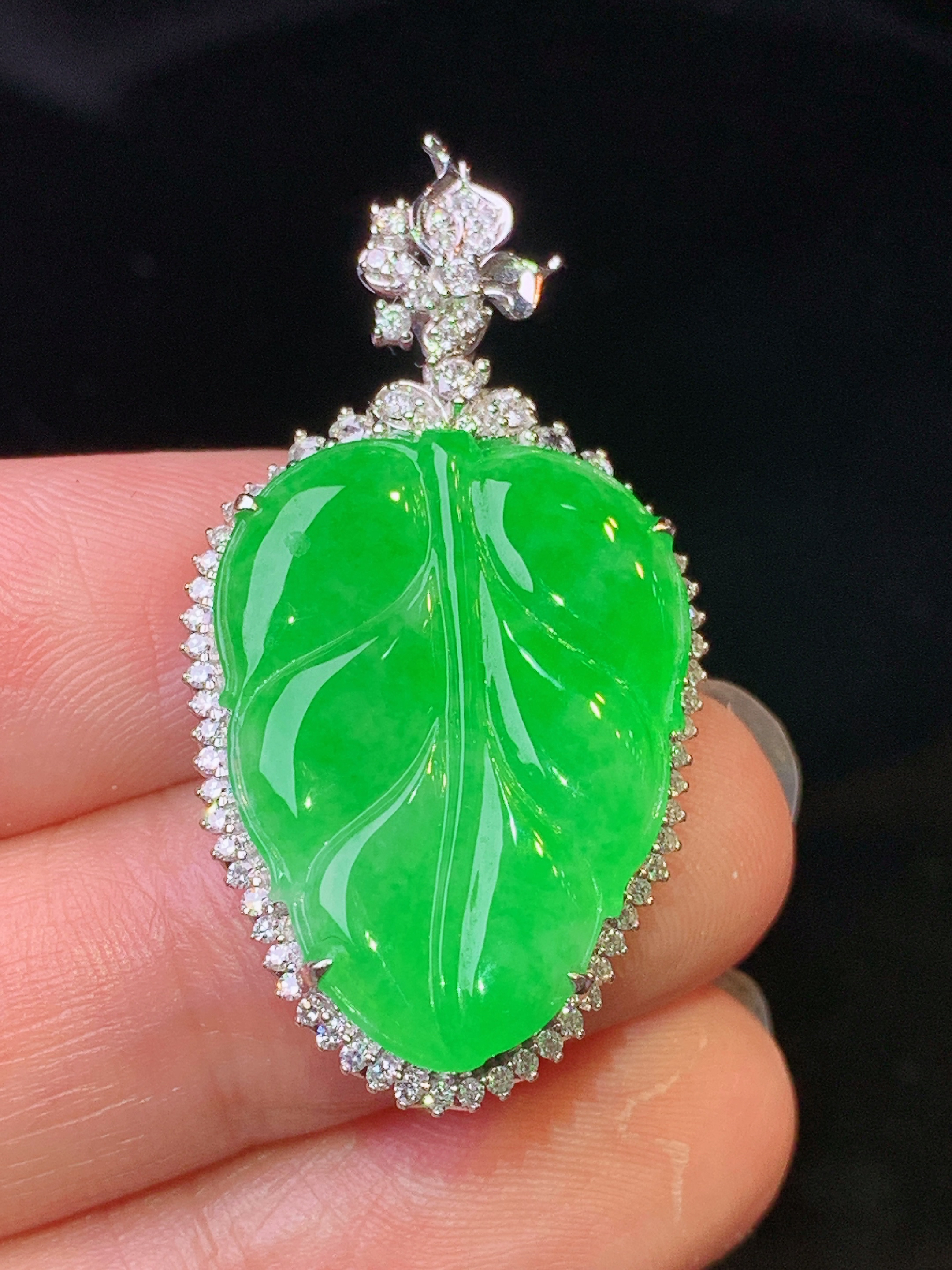 18k金钻镶嵌翠绿树叶吊坠 玉质细腻 色泽艳丽清新 水润亮眼 整体尺寸37.6*19.6*7m2
