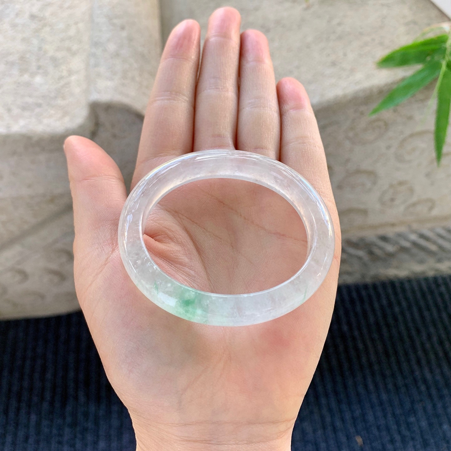 贵妃49 50
【圈口】50.9/43/9.8/7.5
【描述】冰飘绿，清透，水润，种老，细腻，无裂纹！