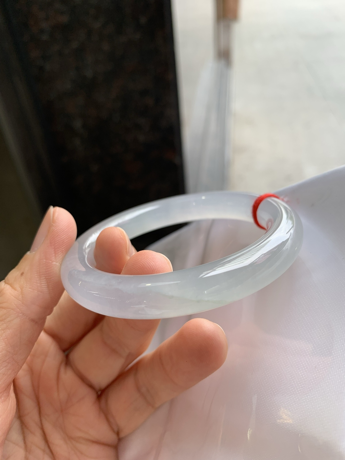 圆条冰镯 有条棉线 尺寸：54.8/10.1/9.5  起荧光